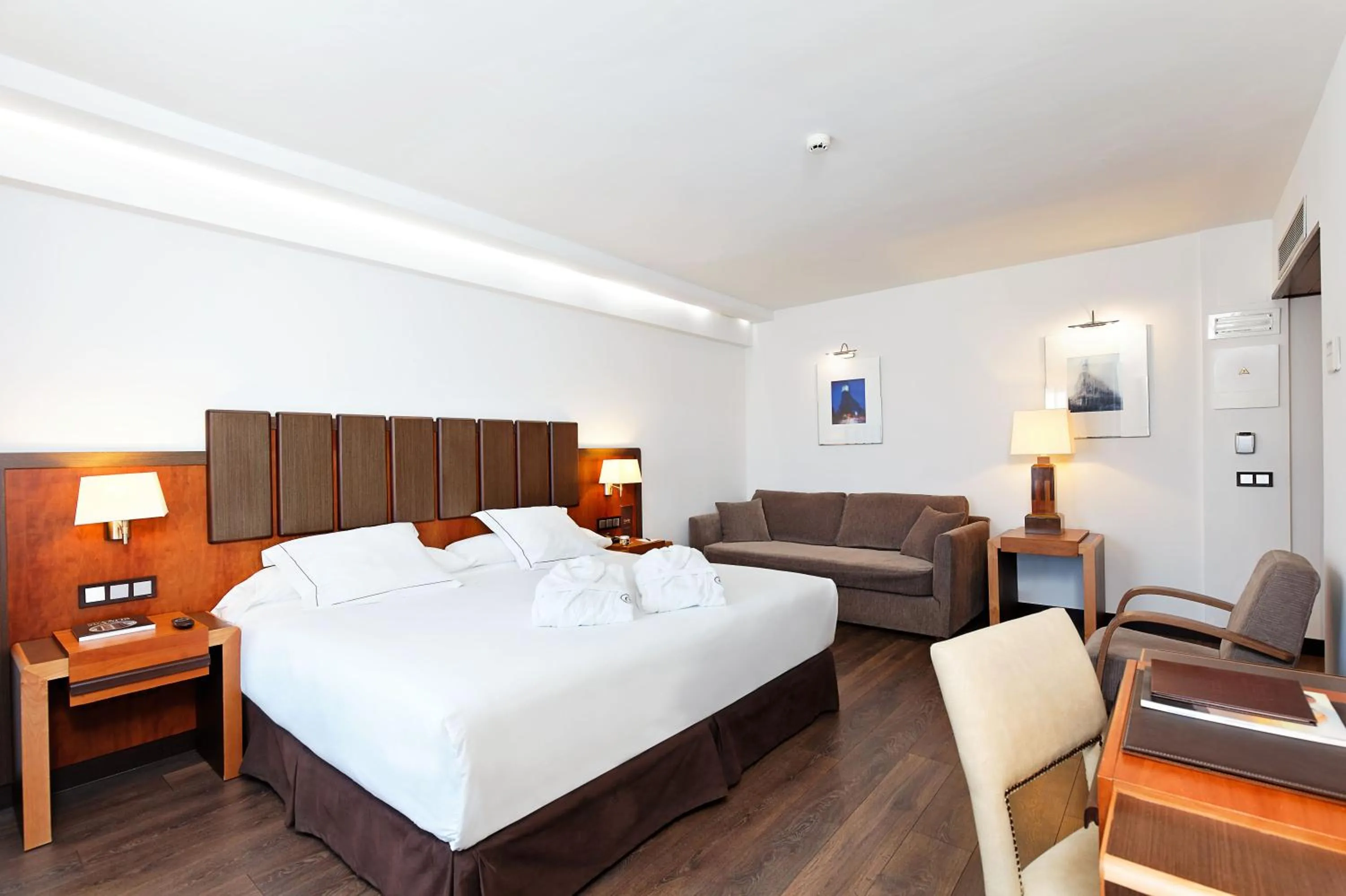 Photo of the whole room, Bed in Claridge Madrid