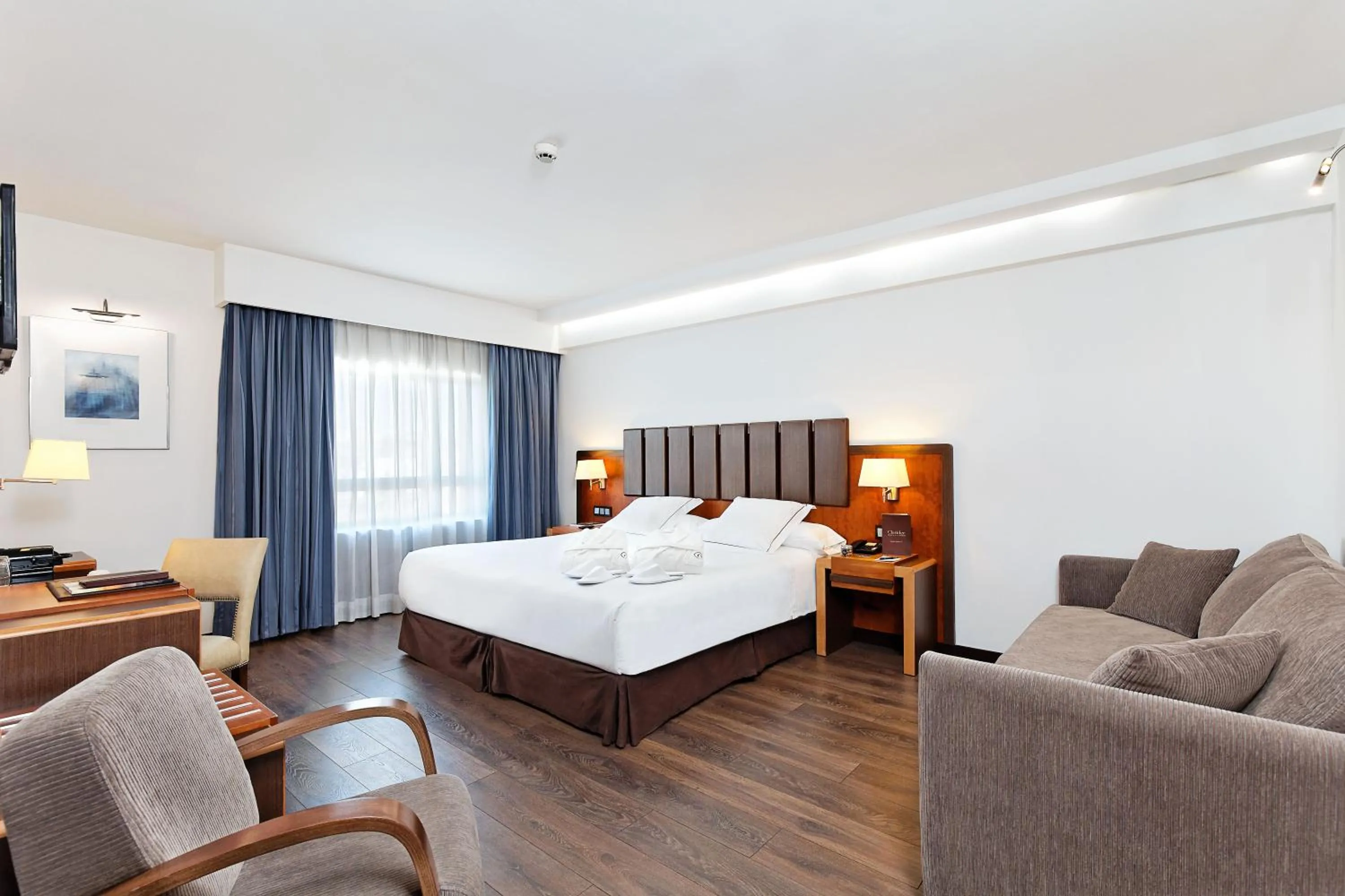 Photo of the whole room, Bed in Claridge Madrid