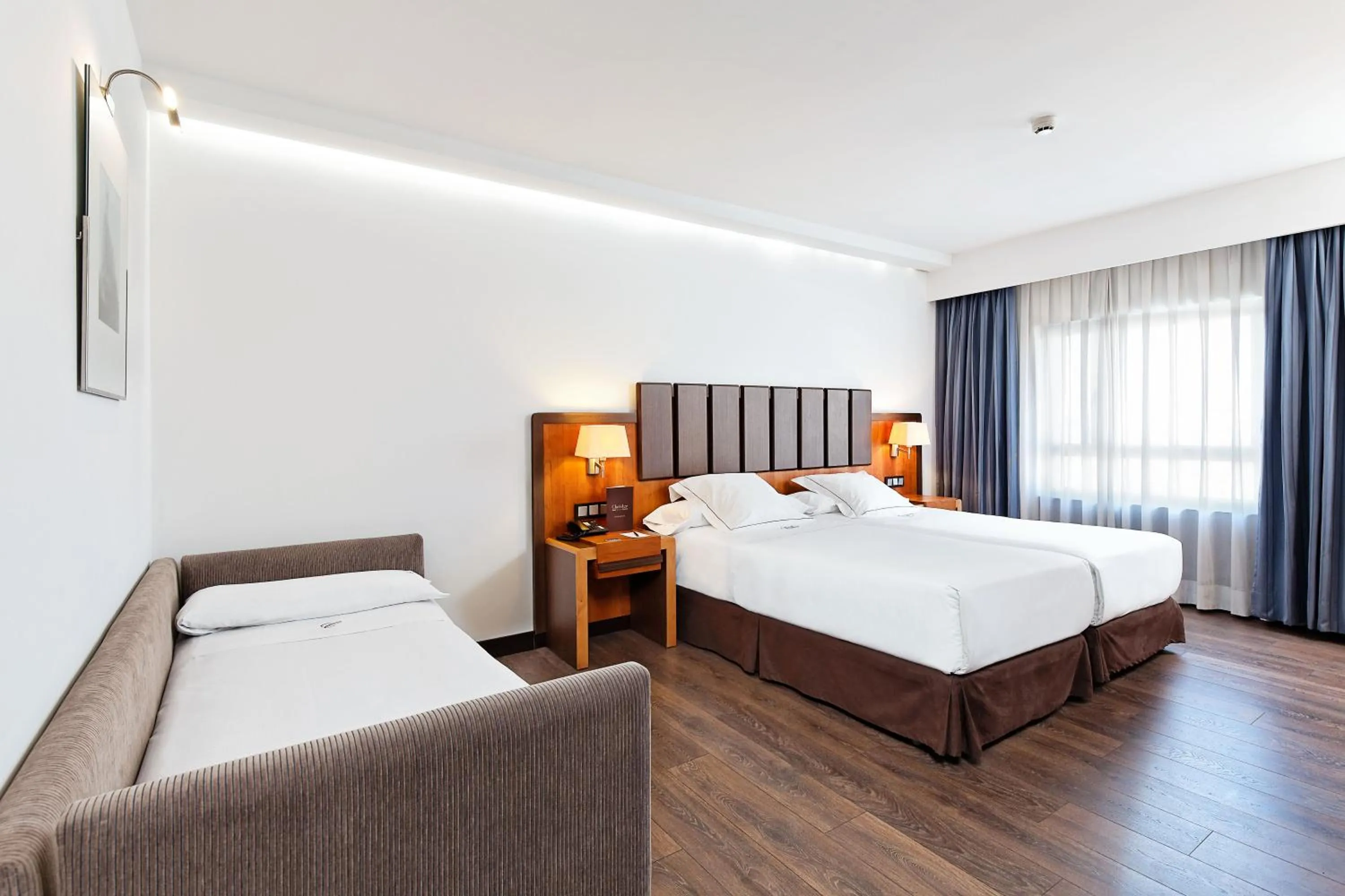 Photo of the whole room, Bed in Claridge Madrid