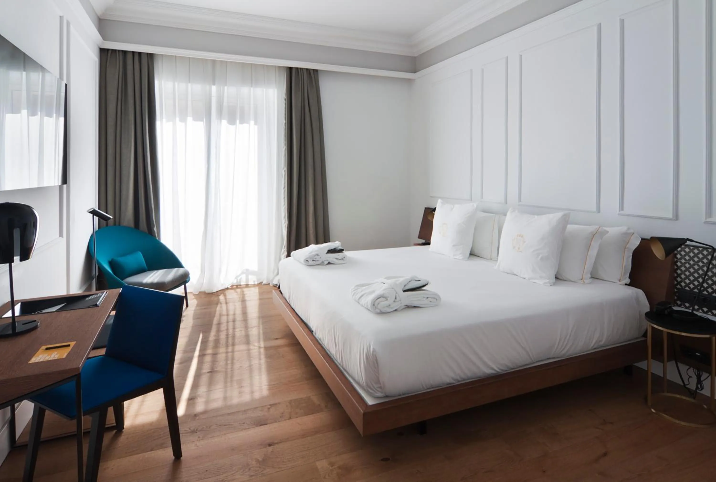 Photo of the whole room, Bed in One Shot Reina Victoria