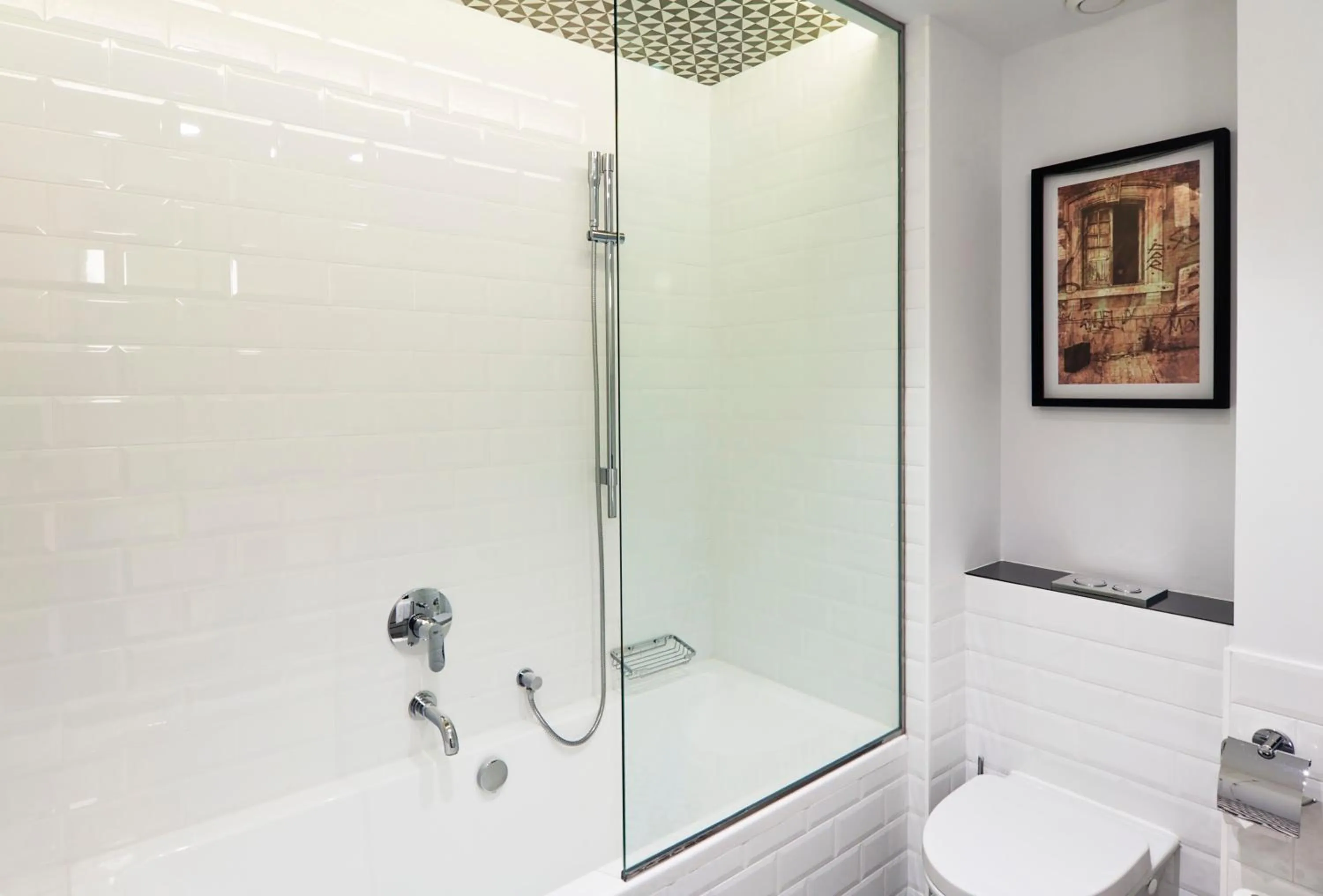 Shower in One Shot Reina Victoria