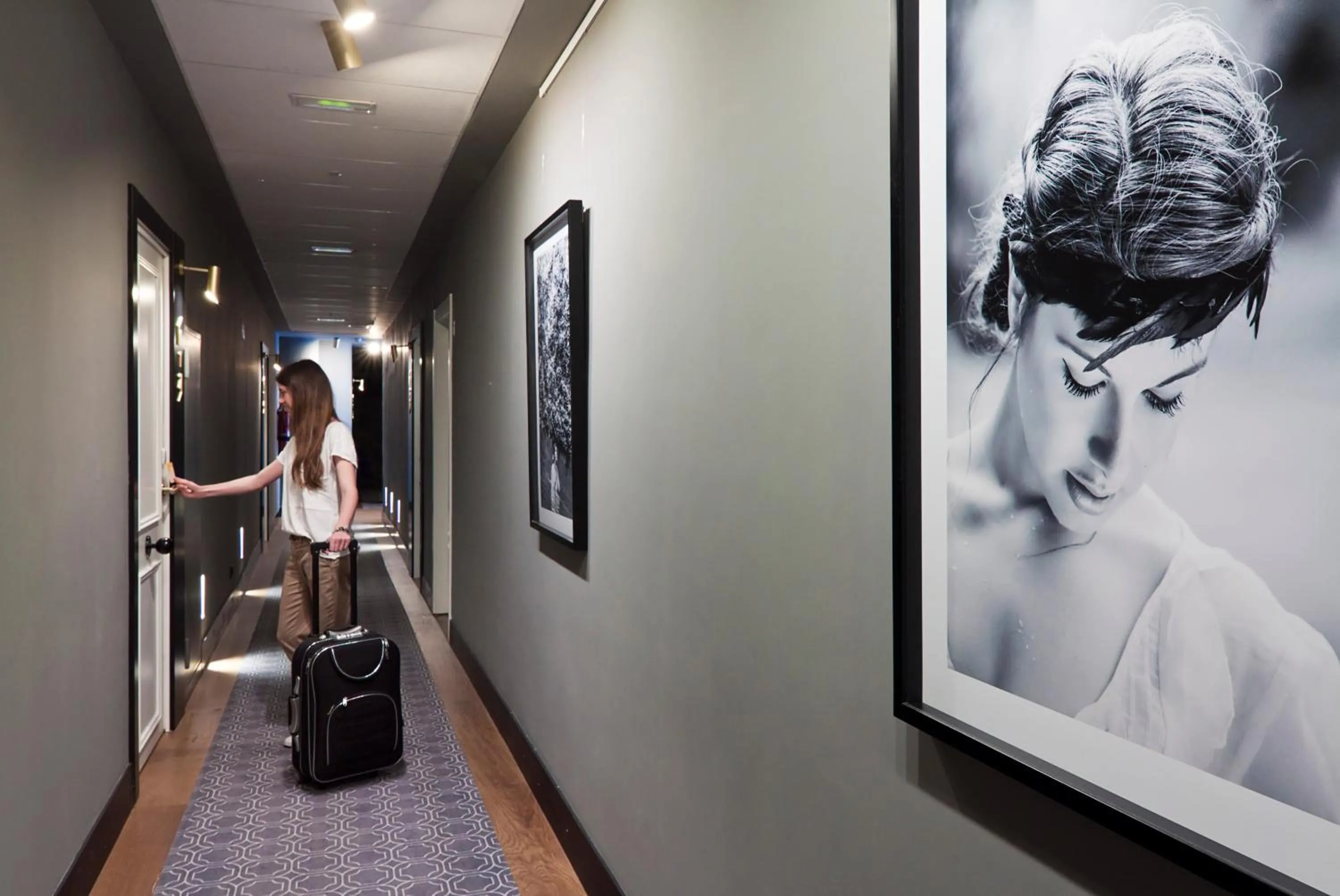 Decorative detail in One Shot Reina Victoria