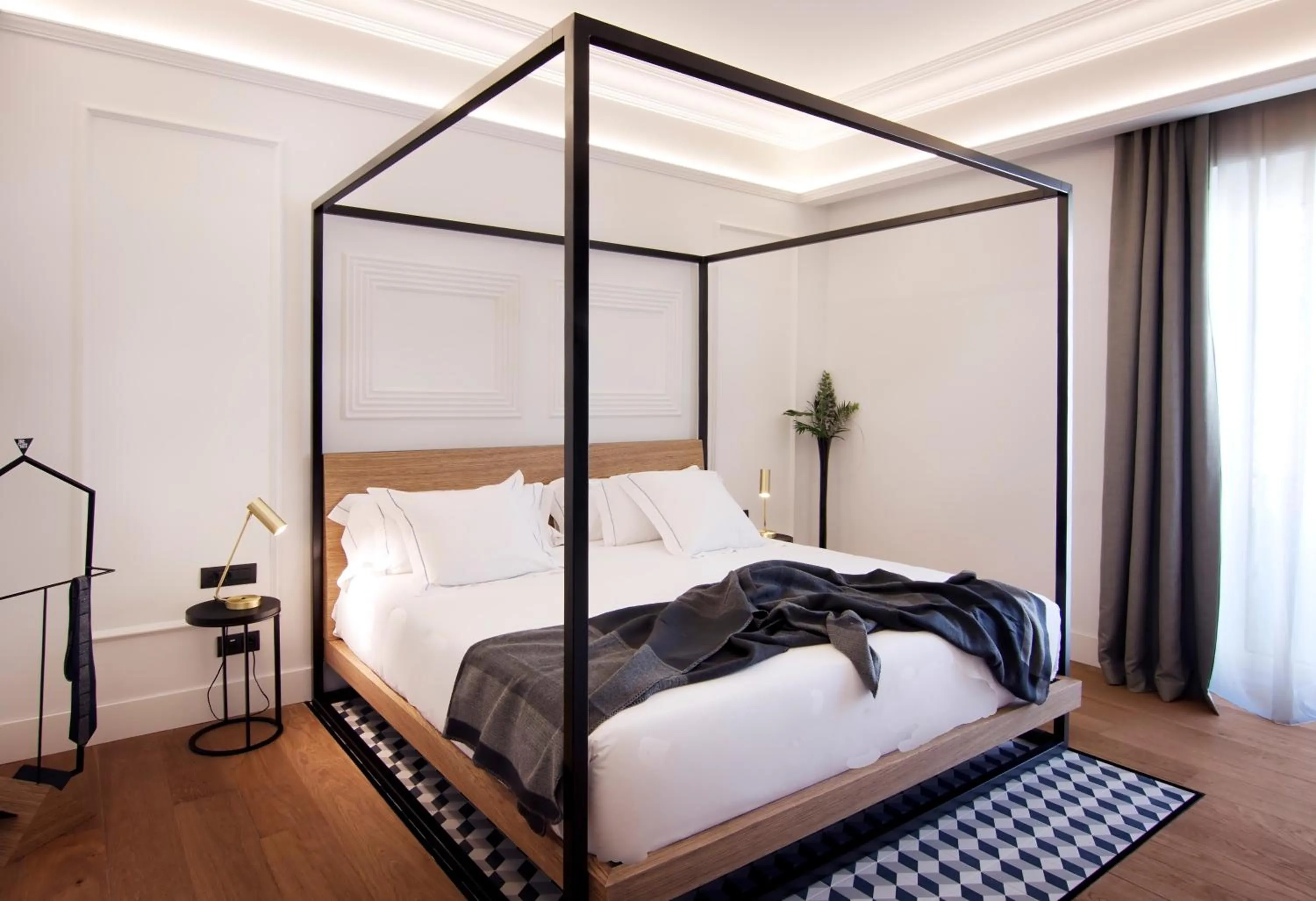 Day, Bed in One Shot Reina Victoria