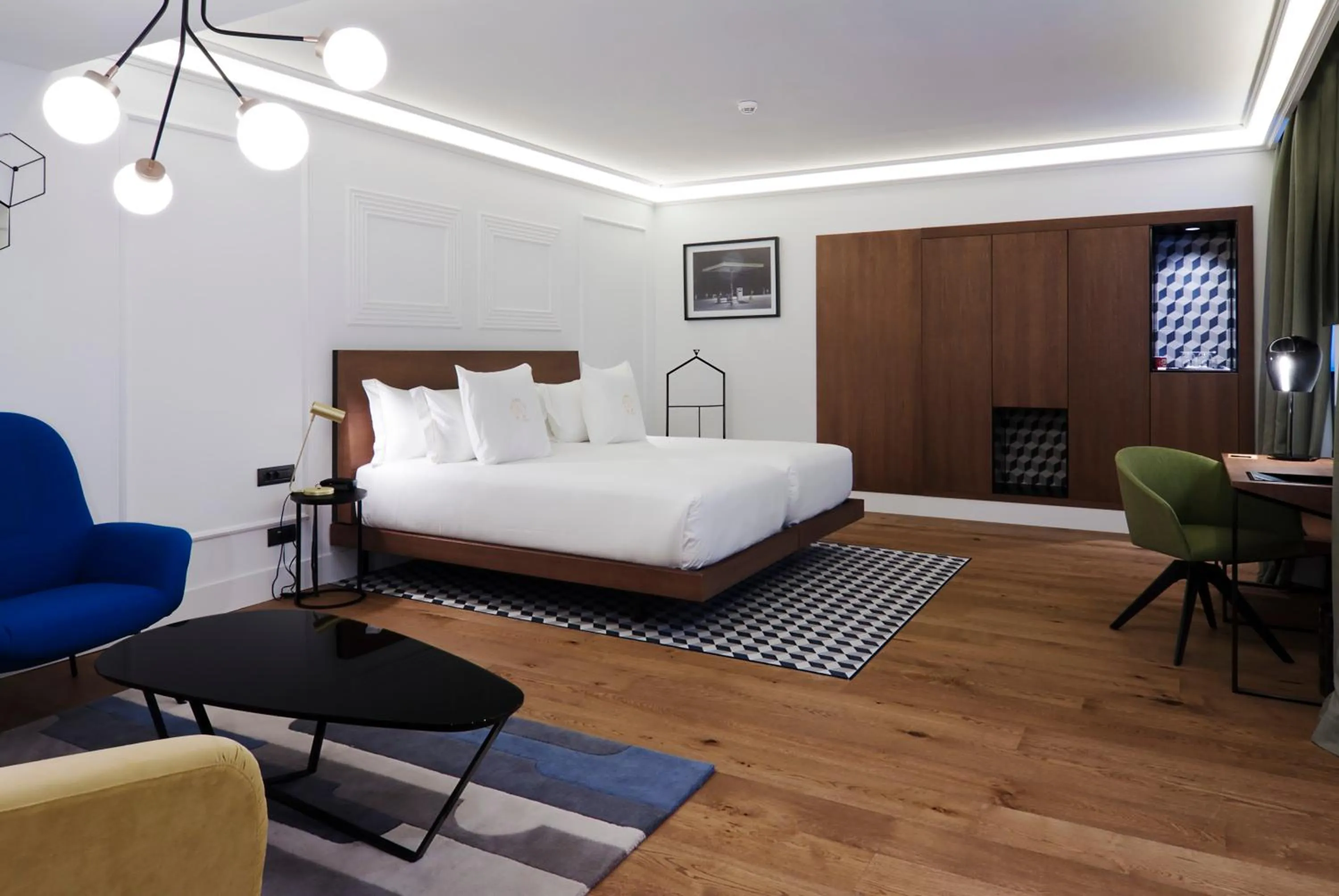 Photo of the whole room, Bed in One Shot Reina Victoria