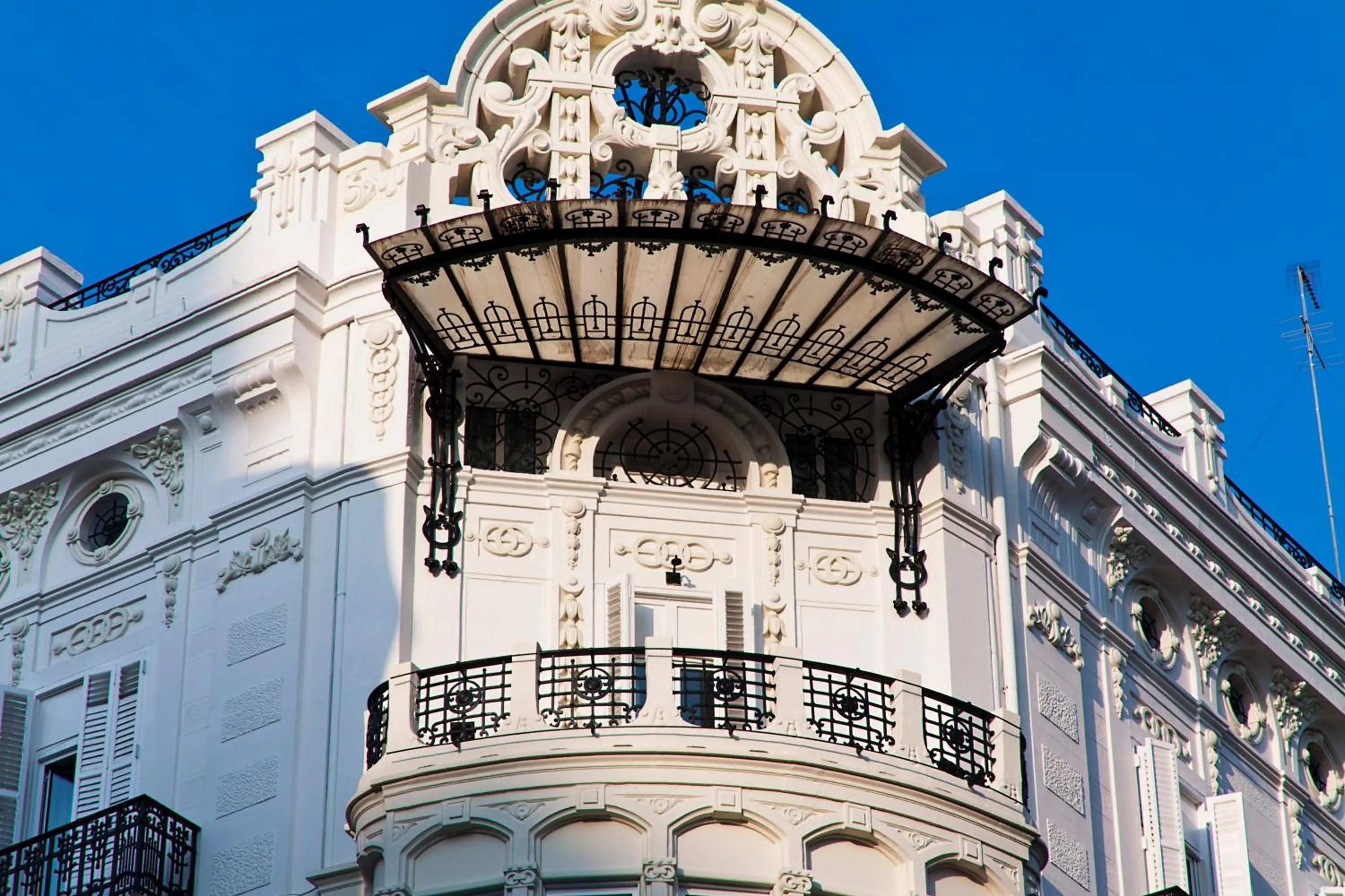 Property building in One Shot Reina Victoria