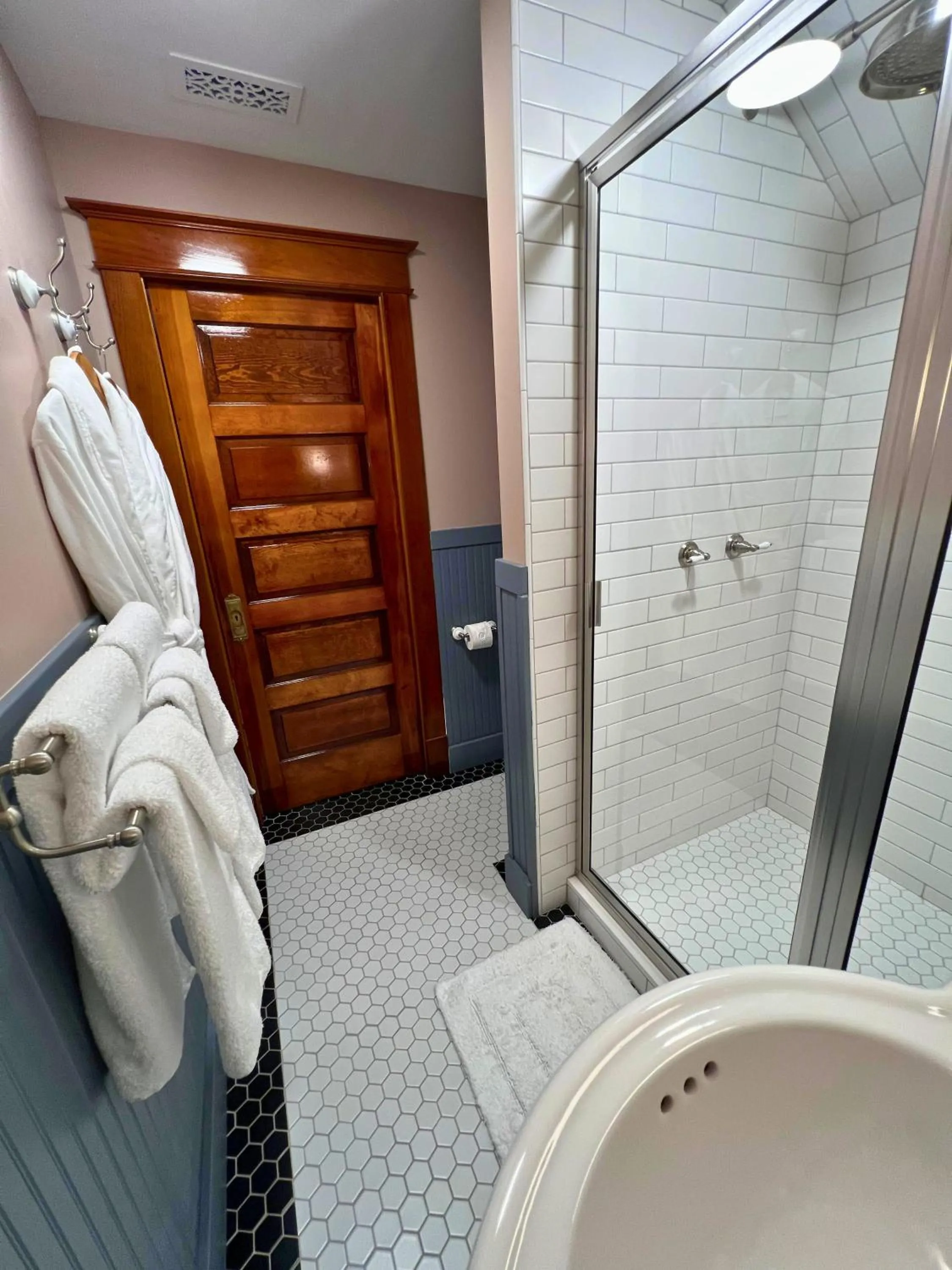 Shower in Martha's Bed and Breakfast