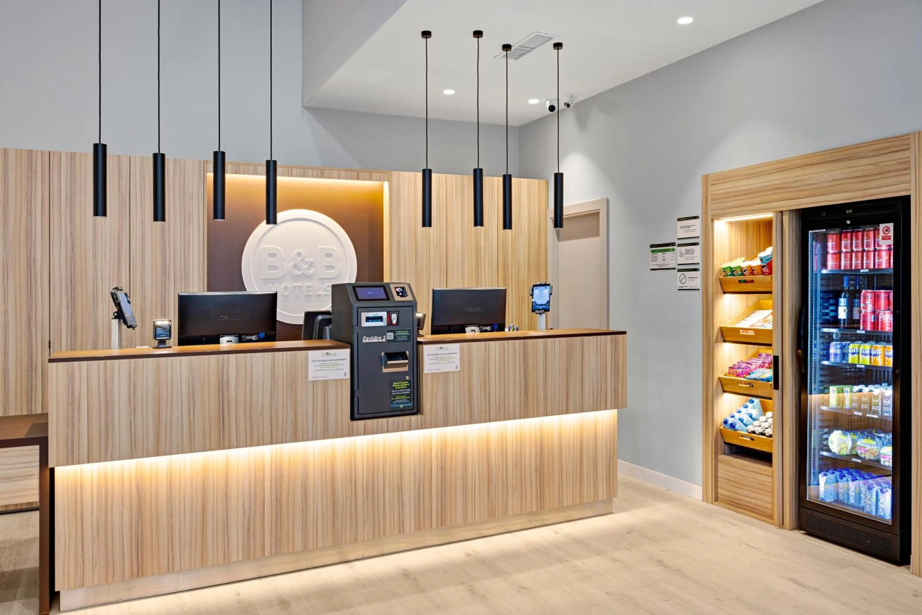 Lobby or reception in B&B HOTEL Logroño Las Cañas
