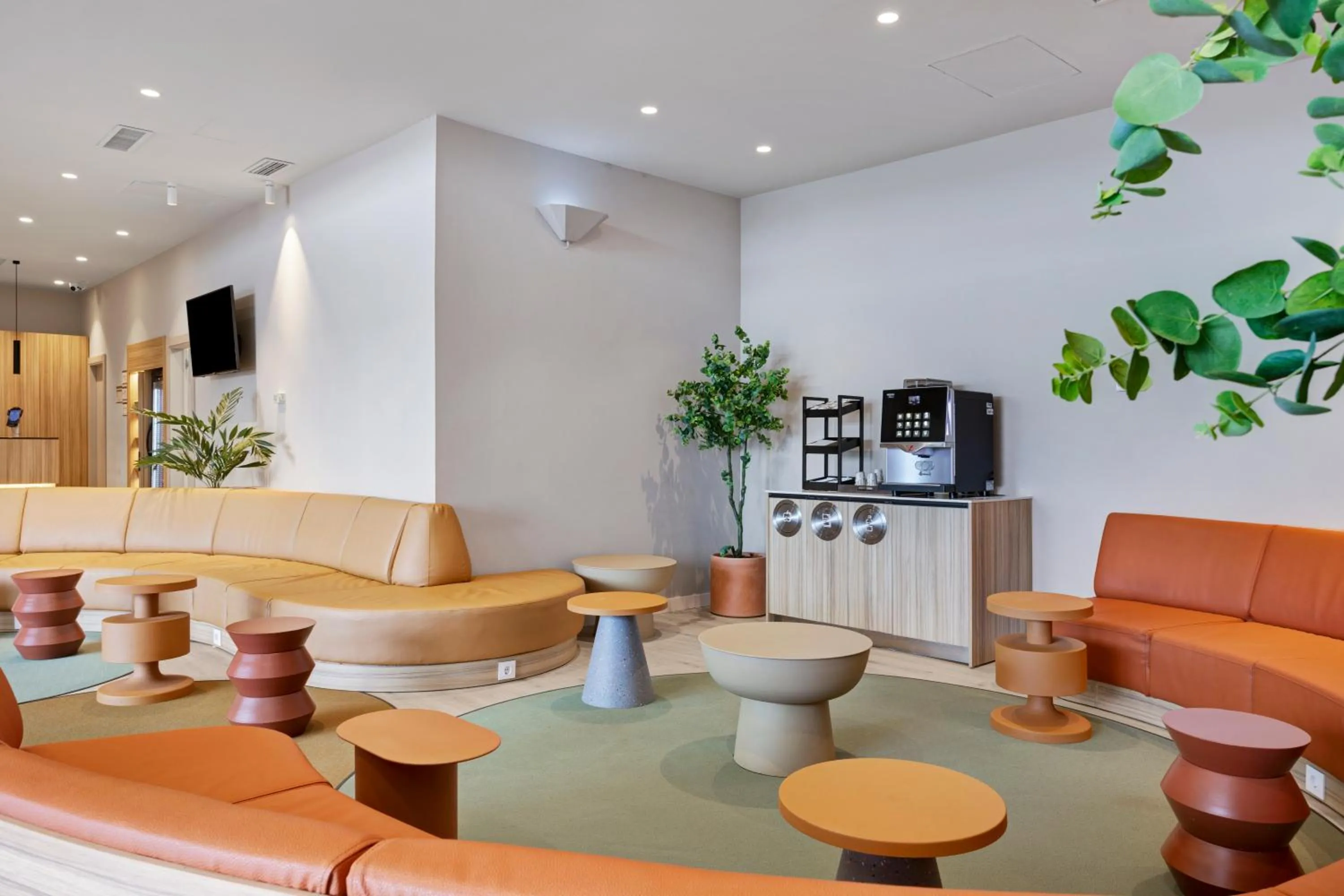 Seating area in B&B HOTEL Logroño Las Cañas