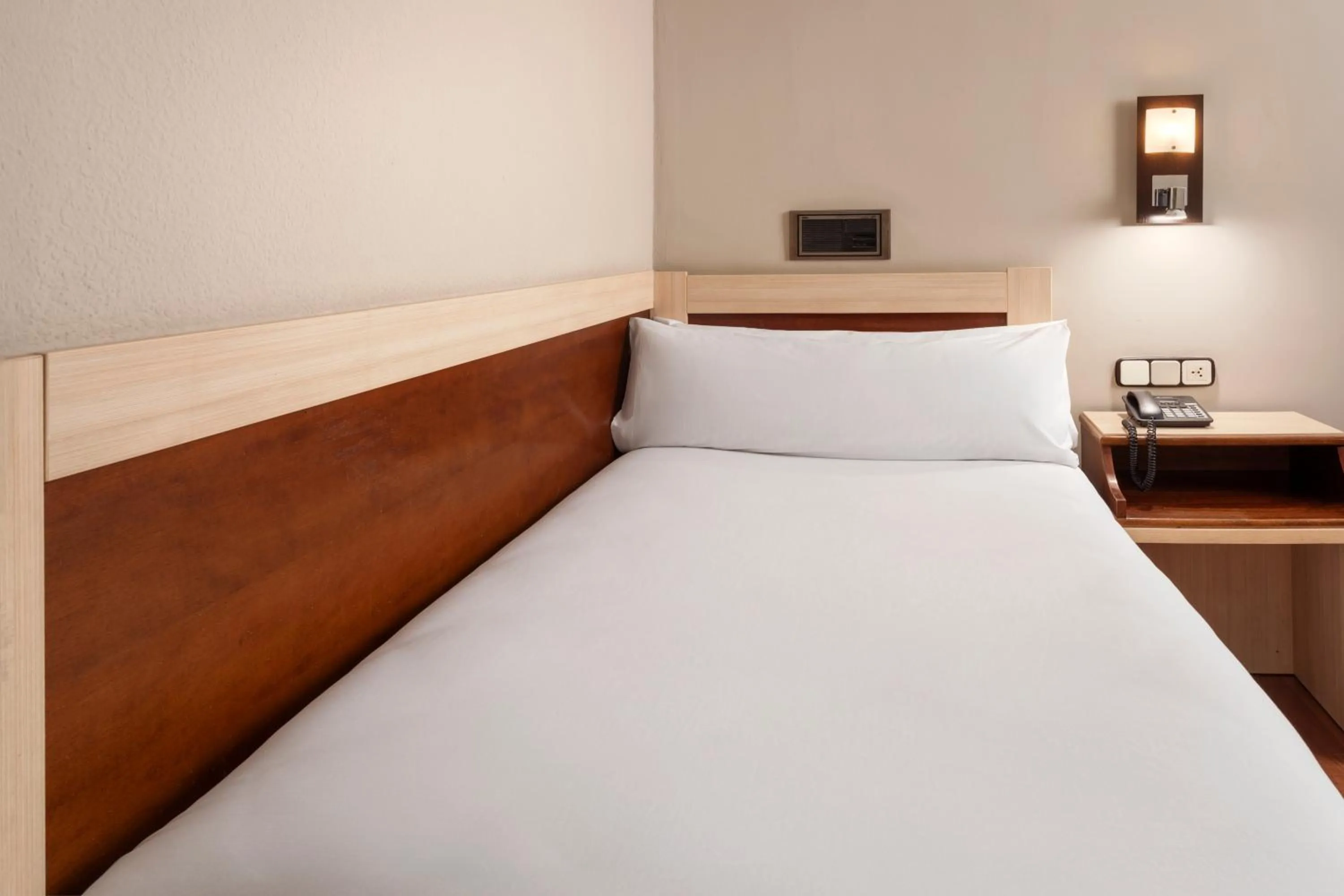 Bed in B&B HOTEL Zaragoza Royal