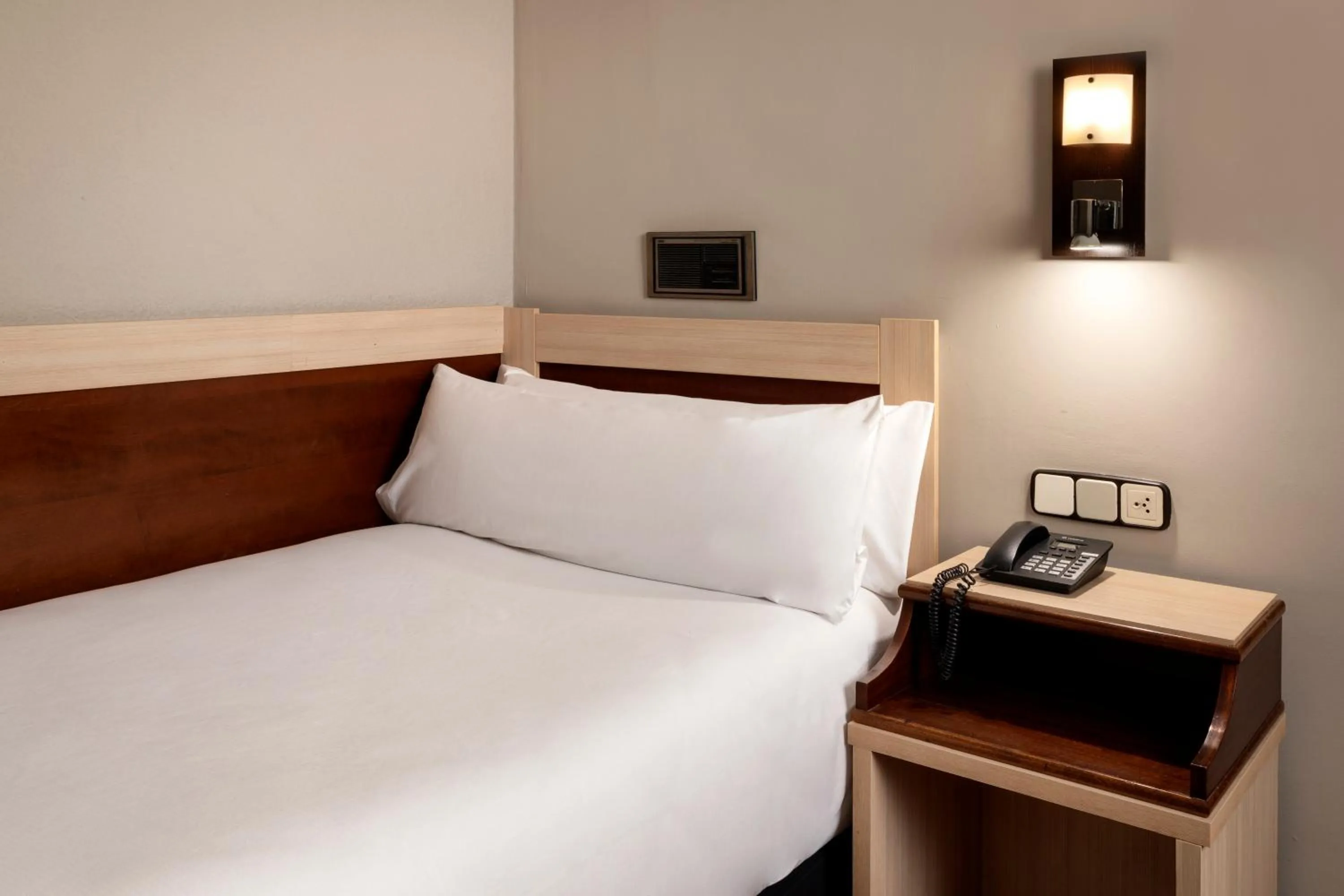 Bed in B&B HOTEL Zaragoza Royal