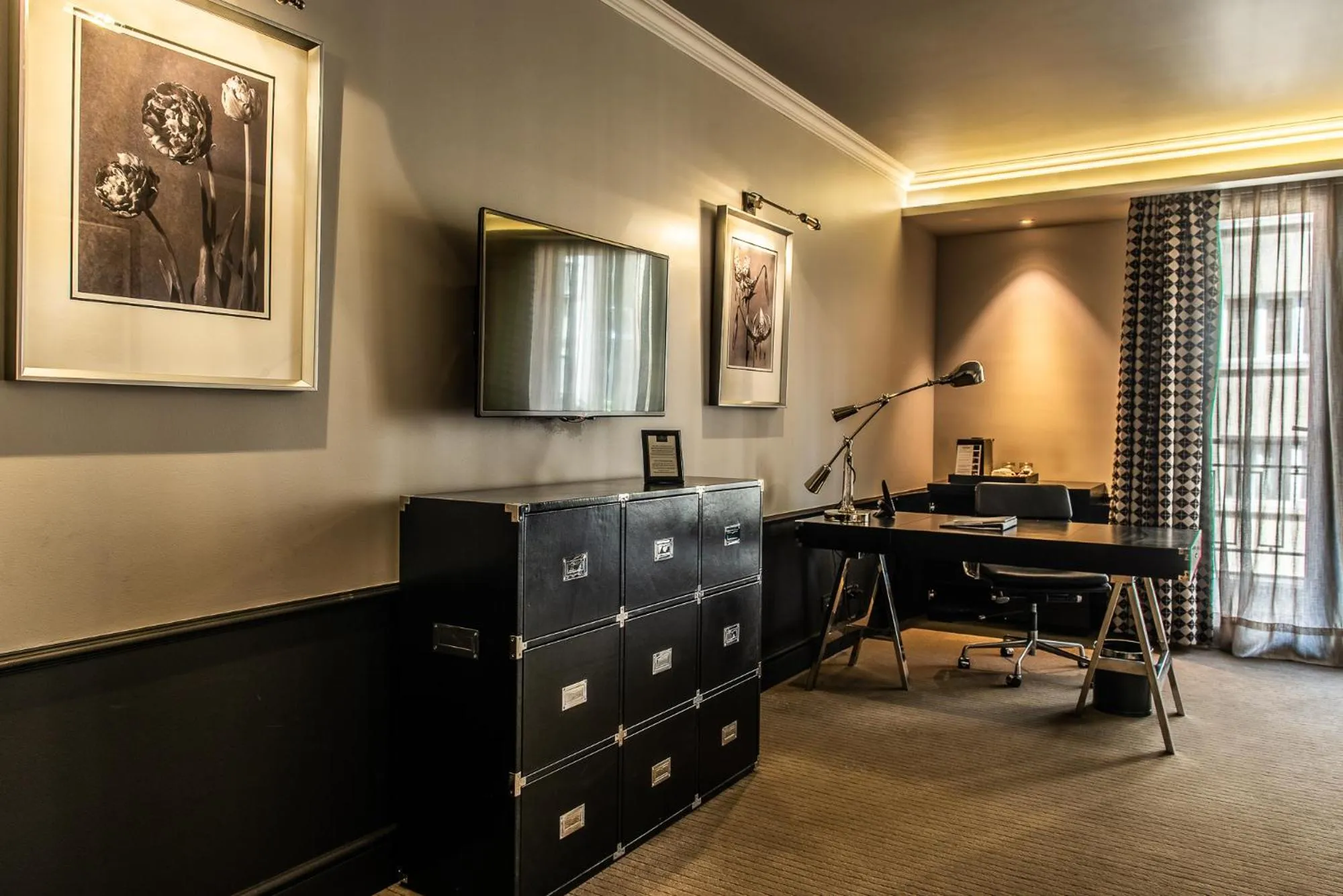 Photo of the whole room in The Singular Santiago