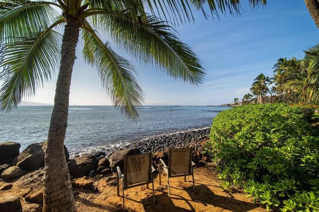Sea view in Stunning Maui Direct Ocean front on the beach, Walk to beach from Condo, Watch Turtles, Whales, AC in all rooms ocean view Pool and Spa