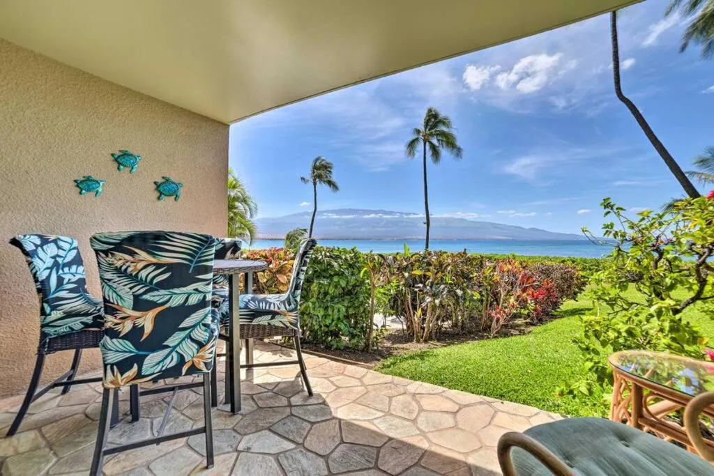Stunning Maui Direct Ocean front on the beach, Walk to beach from Condo, Watch Turtles, Whales, AC in all rooms ocean view Pool and Spa
