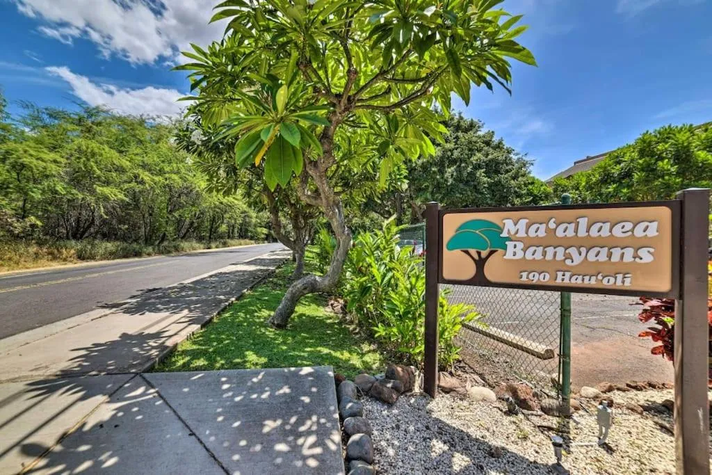 Stunning Maui Direct Ocean front on the beach, Walk to beach from Condo, Watch Turtles, Whales, AC in all rooms ocean view Pool and Spa