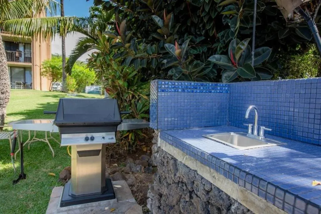 Stunning Maui Direct Ocean front on the beach, Walk to beach from Condo, Watch Turtles, Whales, AC in all rooms ocean view Pool and Spa