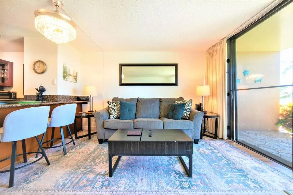 Stunning Maui Direct Ocean front on the beach, Walk to beach from Condo, Watch Turtles, Whales, AC in all rooms ocean view Pool and Spa