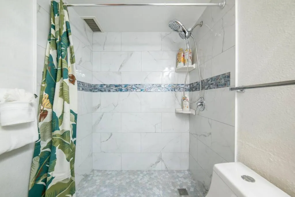 Stunning Maui Direct Ocean front on the beach, Walk to beach from Condo, Watch Turtles, Whales, AC in all rooms ocean view Pool and Spa