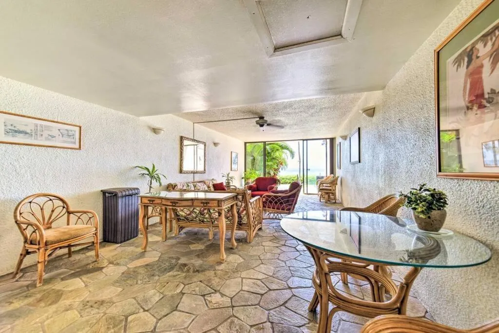 Lobby or reception in Stunning Maui Direct Ocean front on the beach, Walk to beach from Condo, Watch Turtles, Whales, AC in all rooms ocean view Pool and Spa