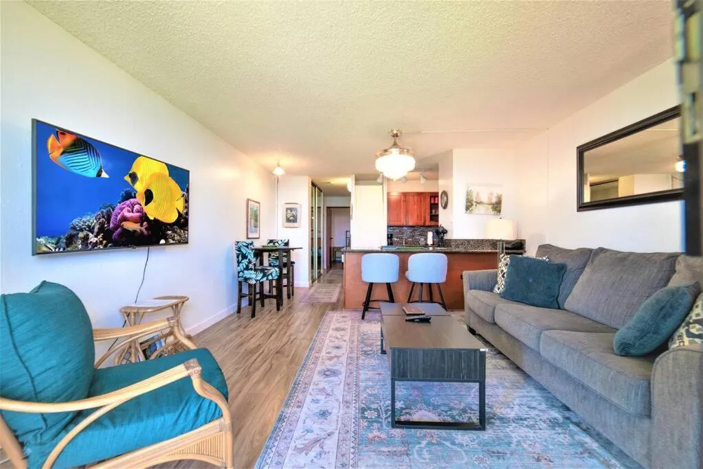 Stunning Maui Direct Ocean front on the beach, Walk to beach from Condo, Watch Turtles, Whales, AC in all rooms ocean view Pool and Spa