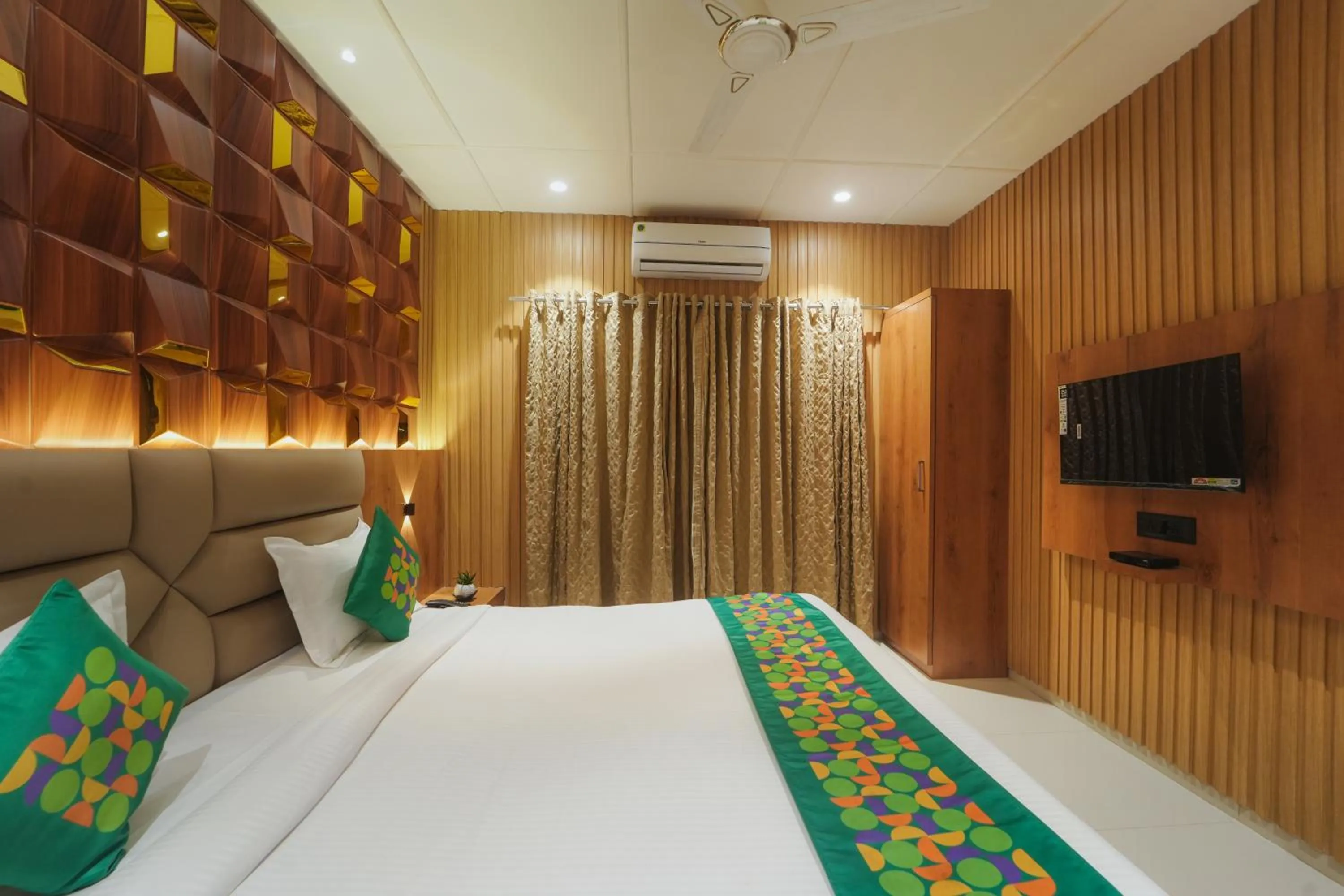 Bedroom, Bed in Treebo Iceberg