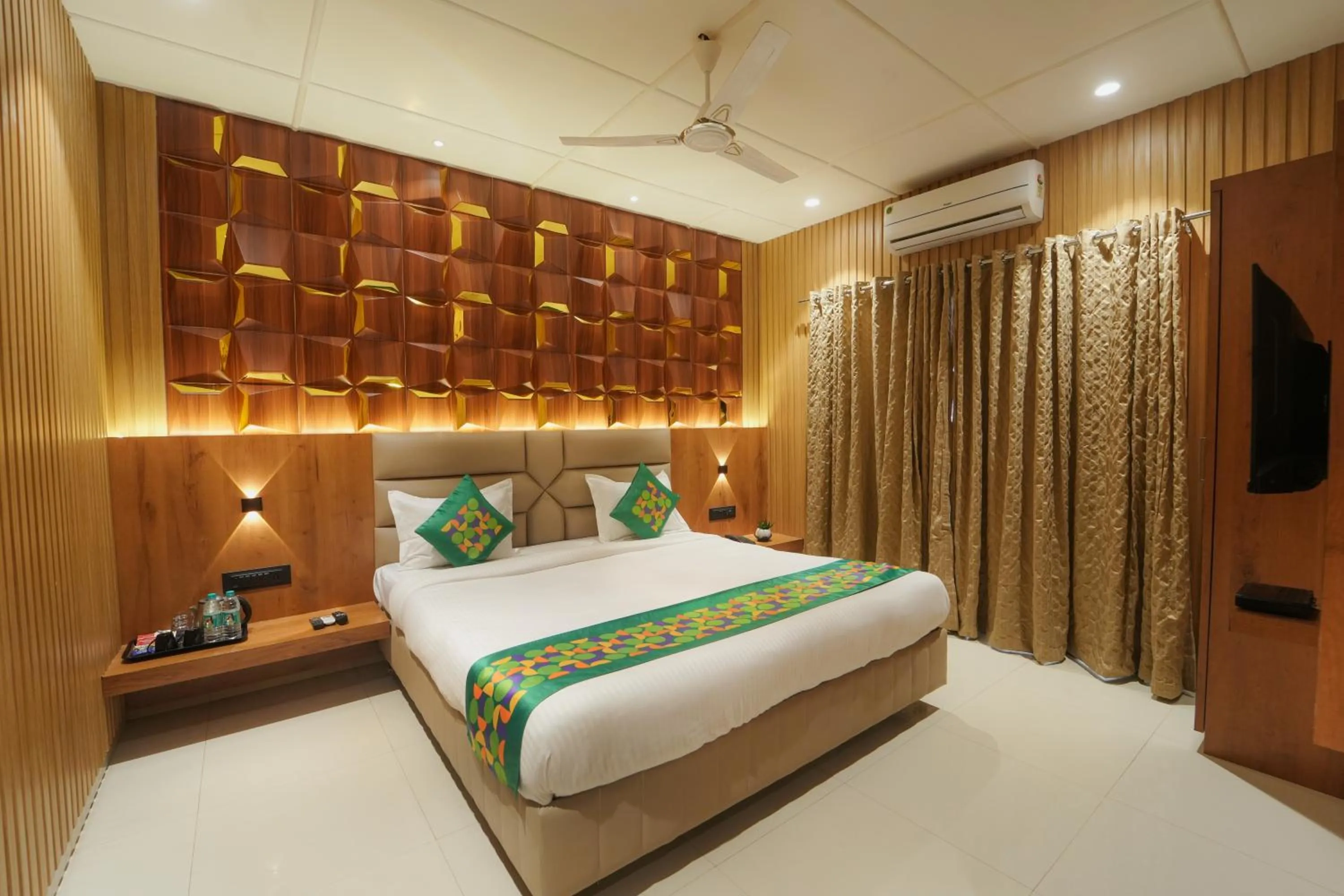 Bedroom, Bed in Treebo Iceberg