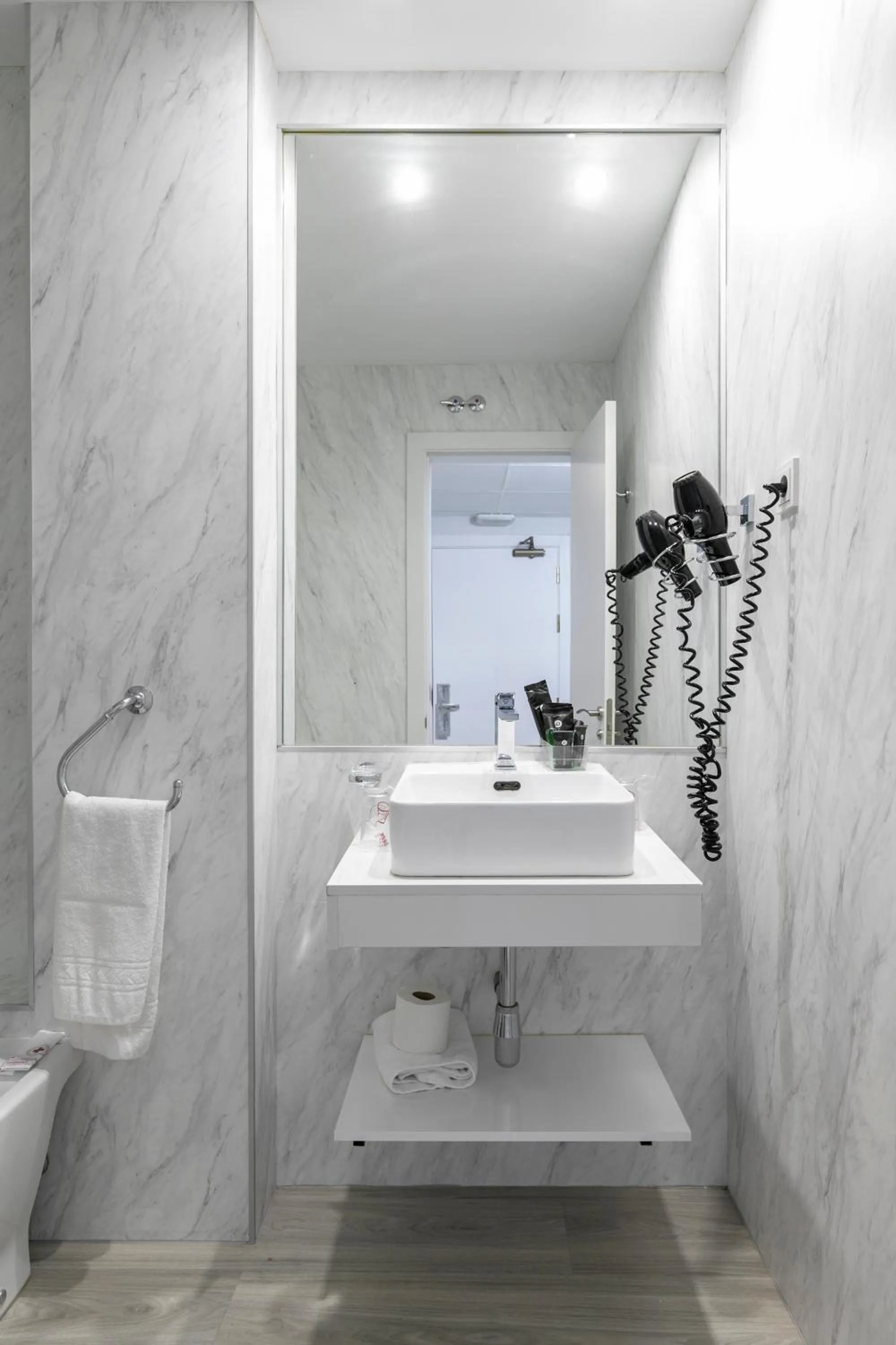 Bathroom in H-A Aparthotel Hotel Quo