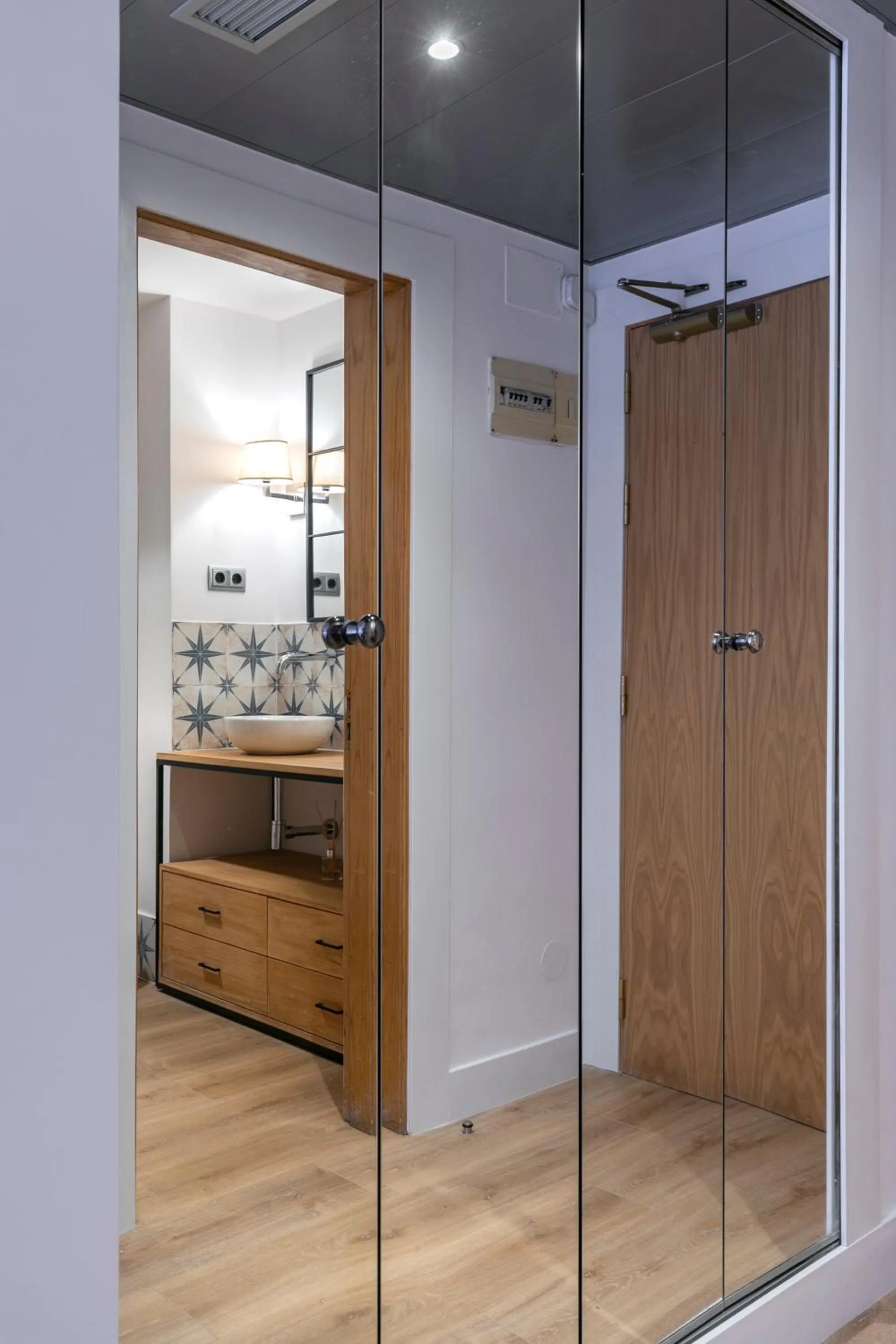 wardrobe in H-A Aparthotel Hotel Quo