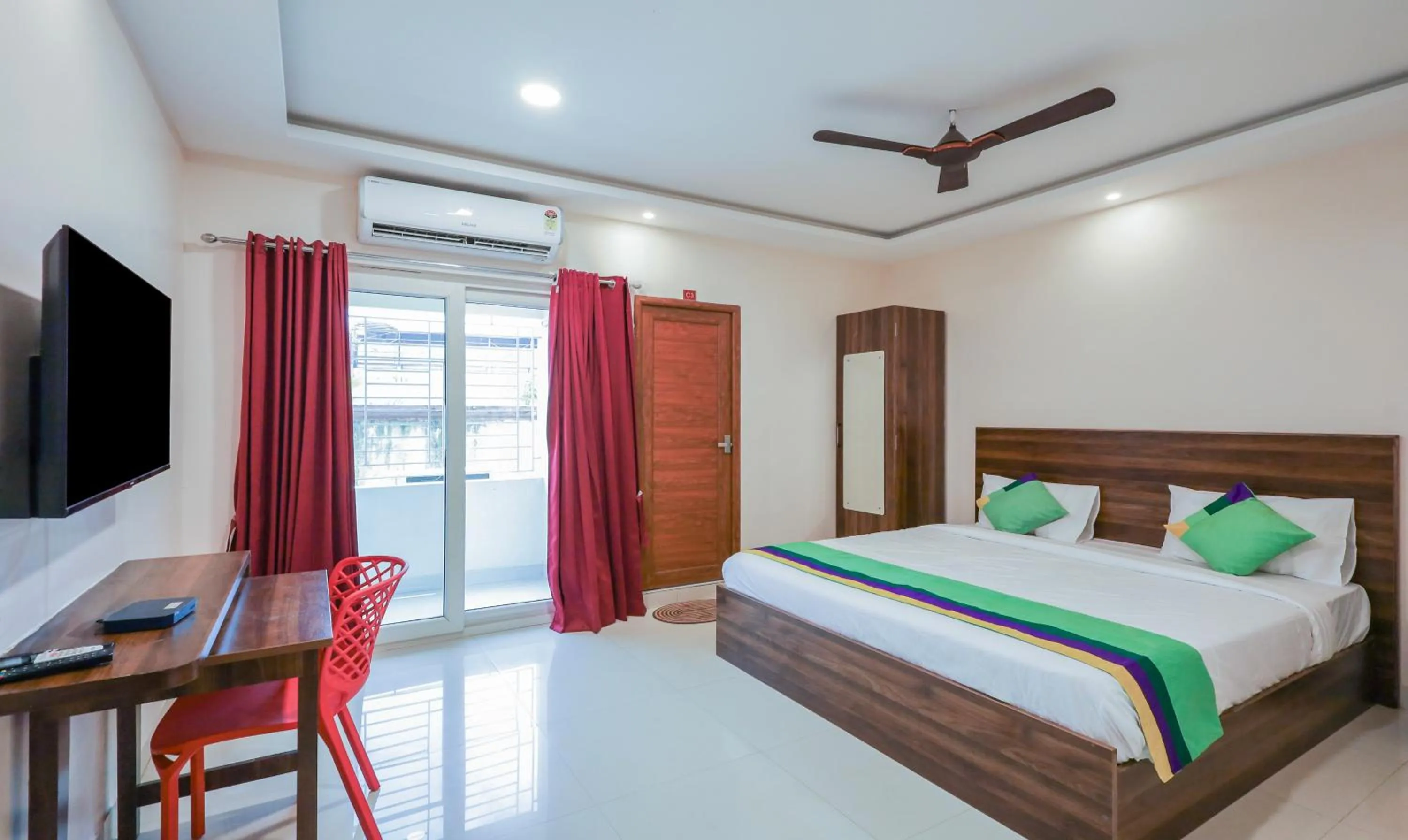 Bedroom, Bed in Itsy Hotels Elite Inn