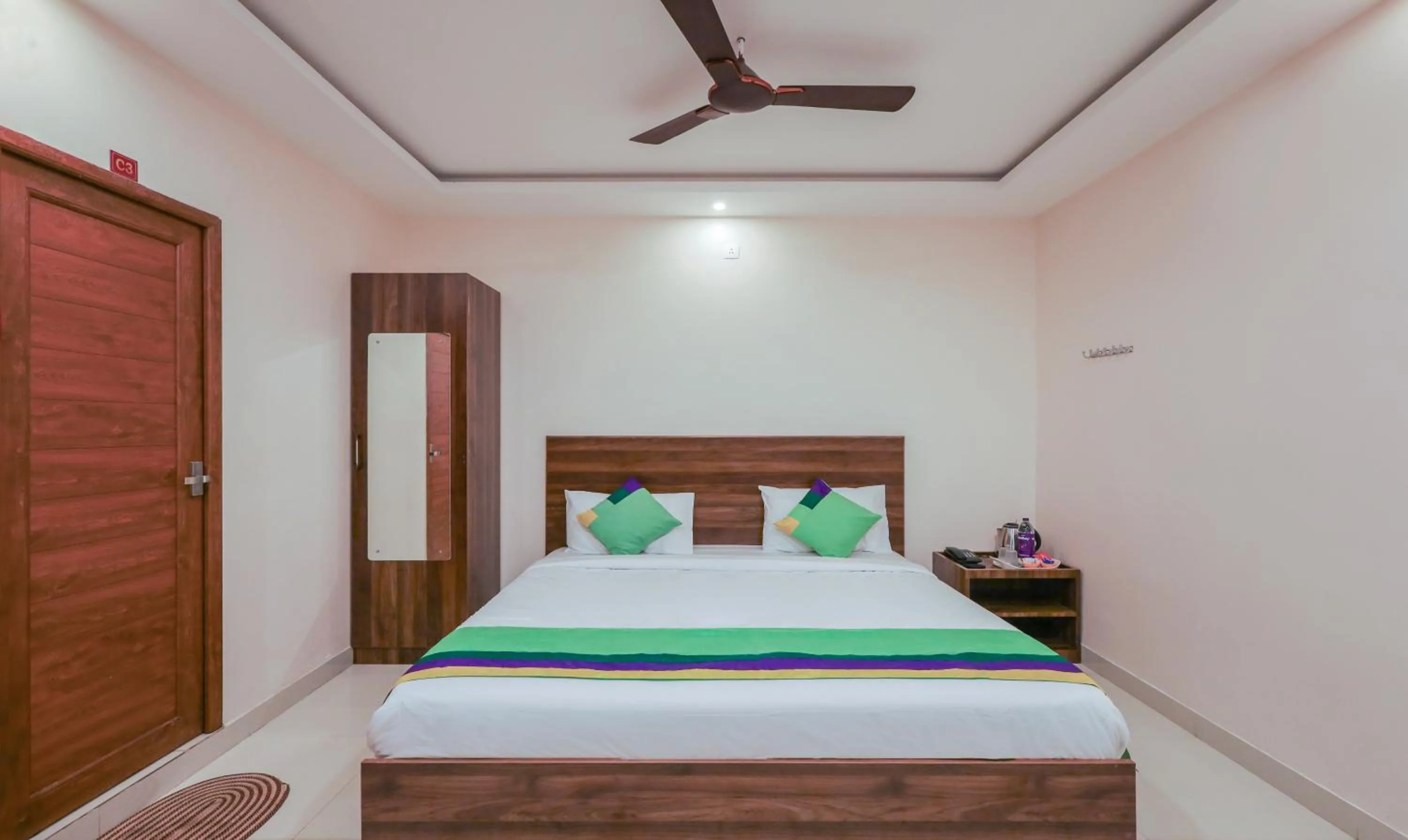 Bedroom, Bed in Itsy Hotels Elite Inn