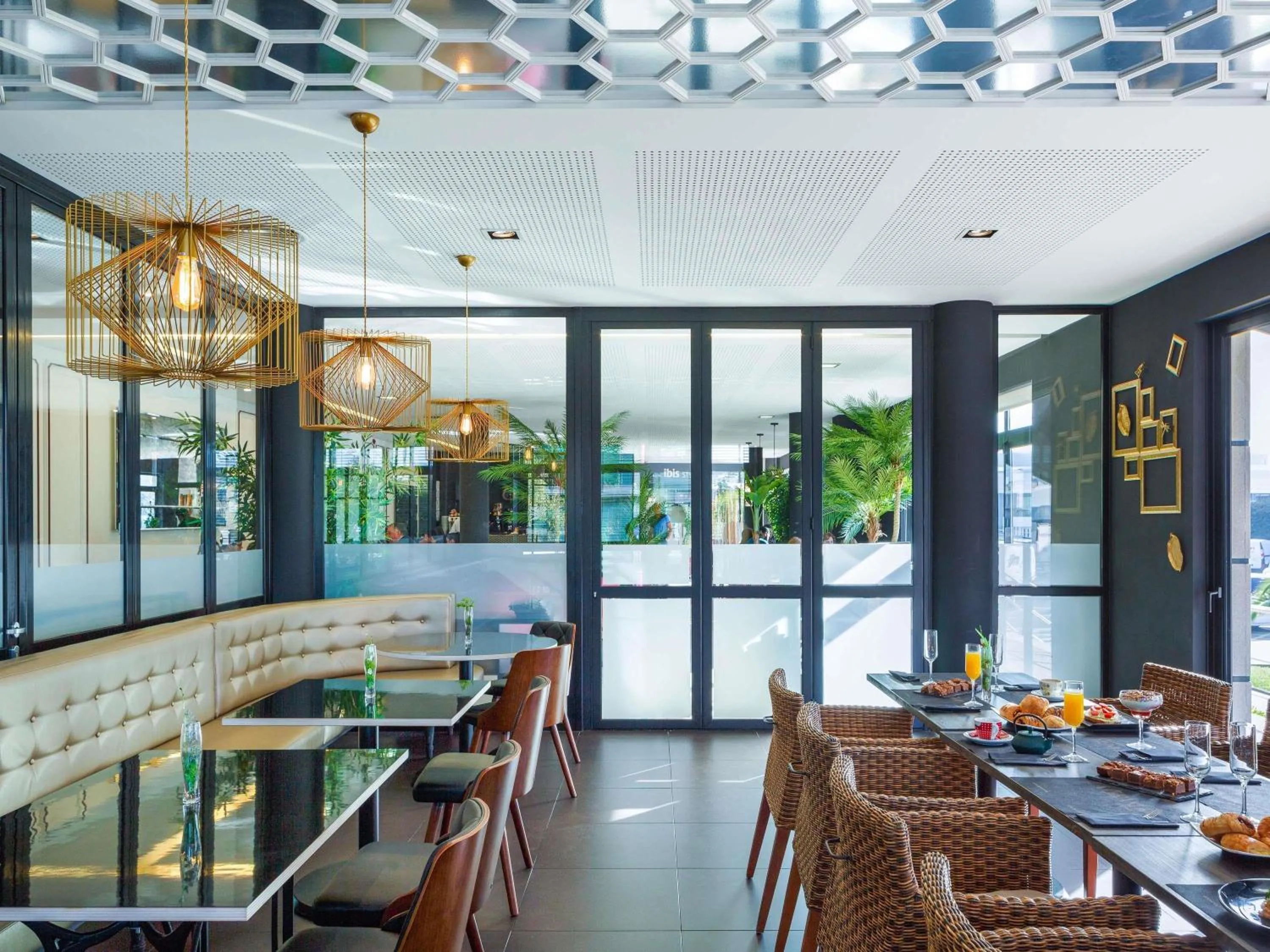 Restaurant/places to eat in Ibis Styles A Coruna