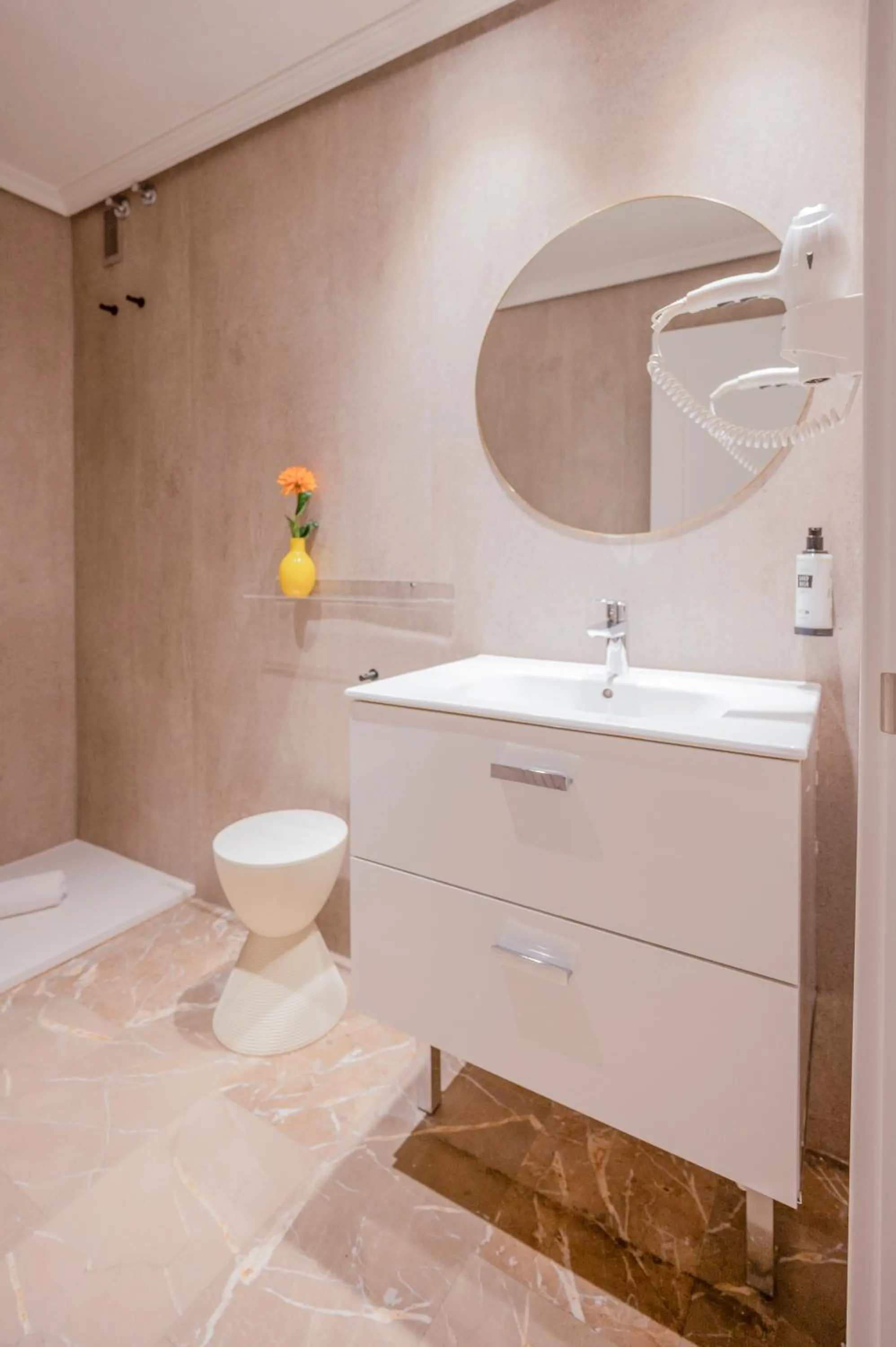 Shower in Apartamentos G3 Galeon