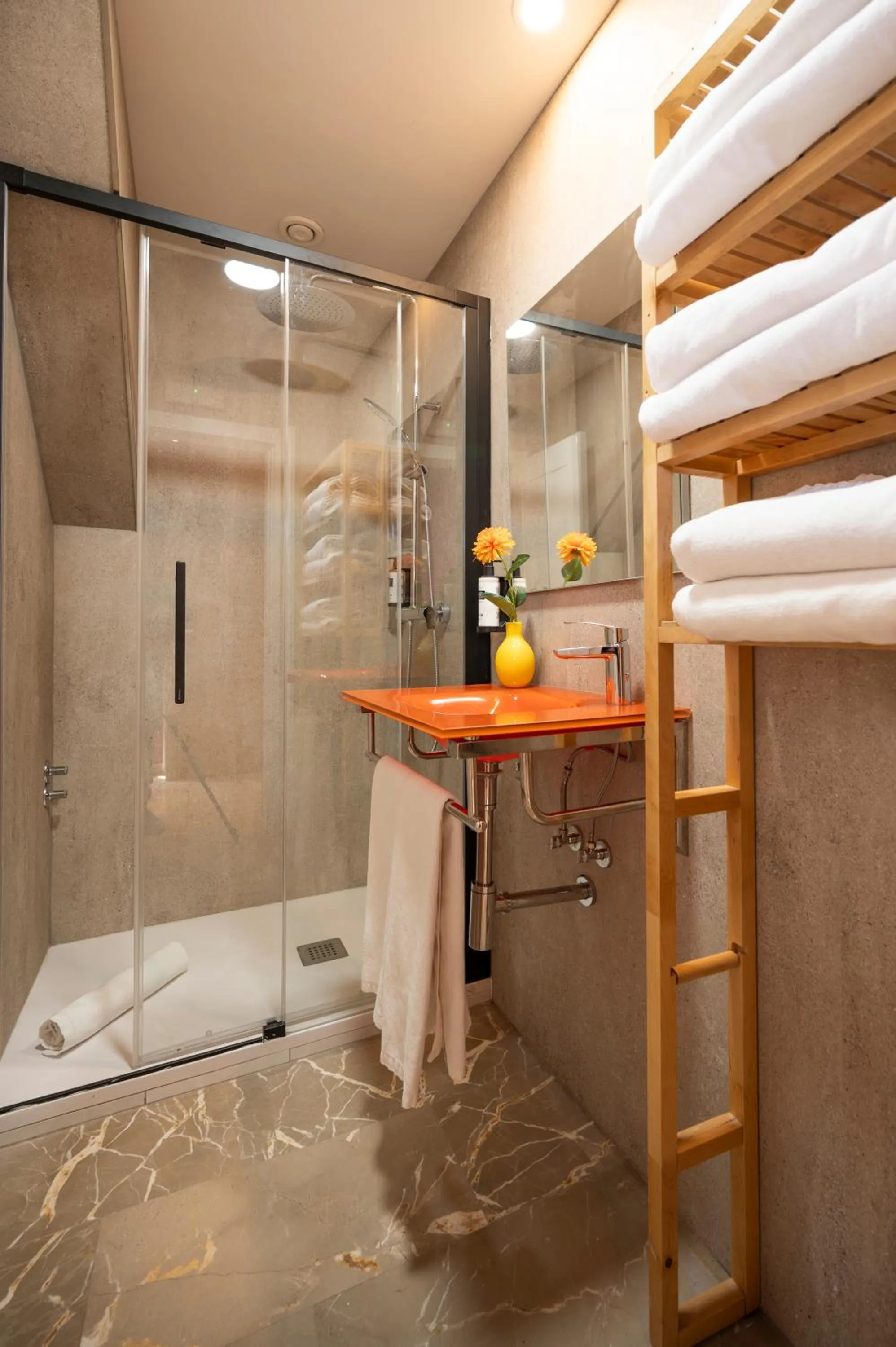 Shower in Apartamentos G3 Galeon