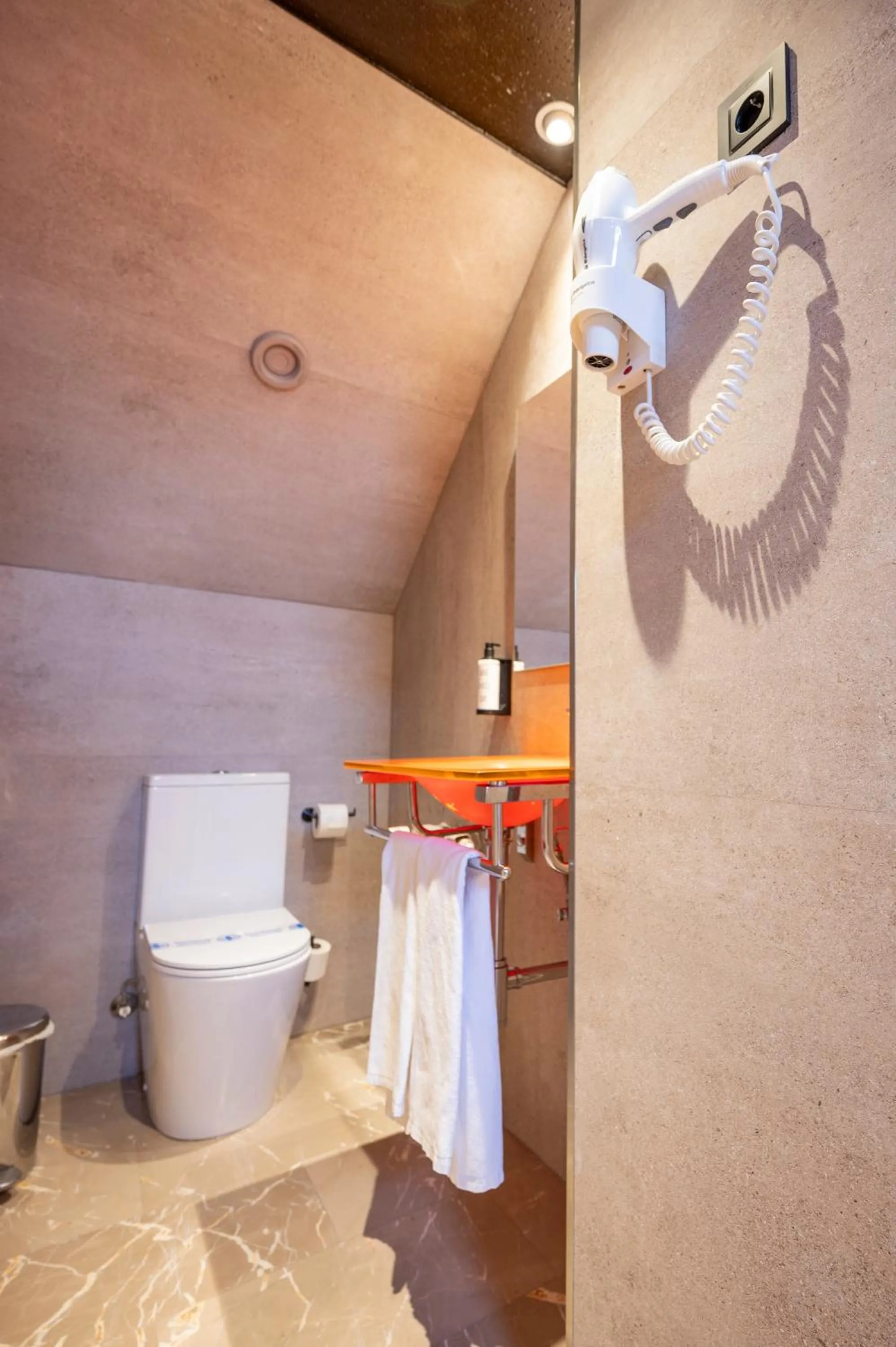 Toilet in Apartamentos G3 Galeon