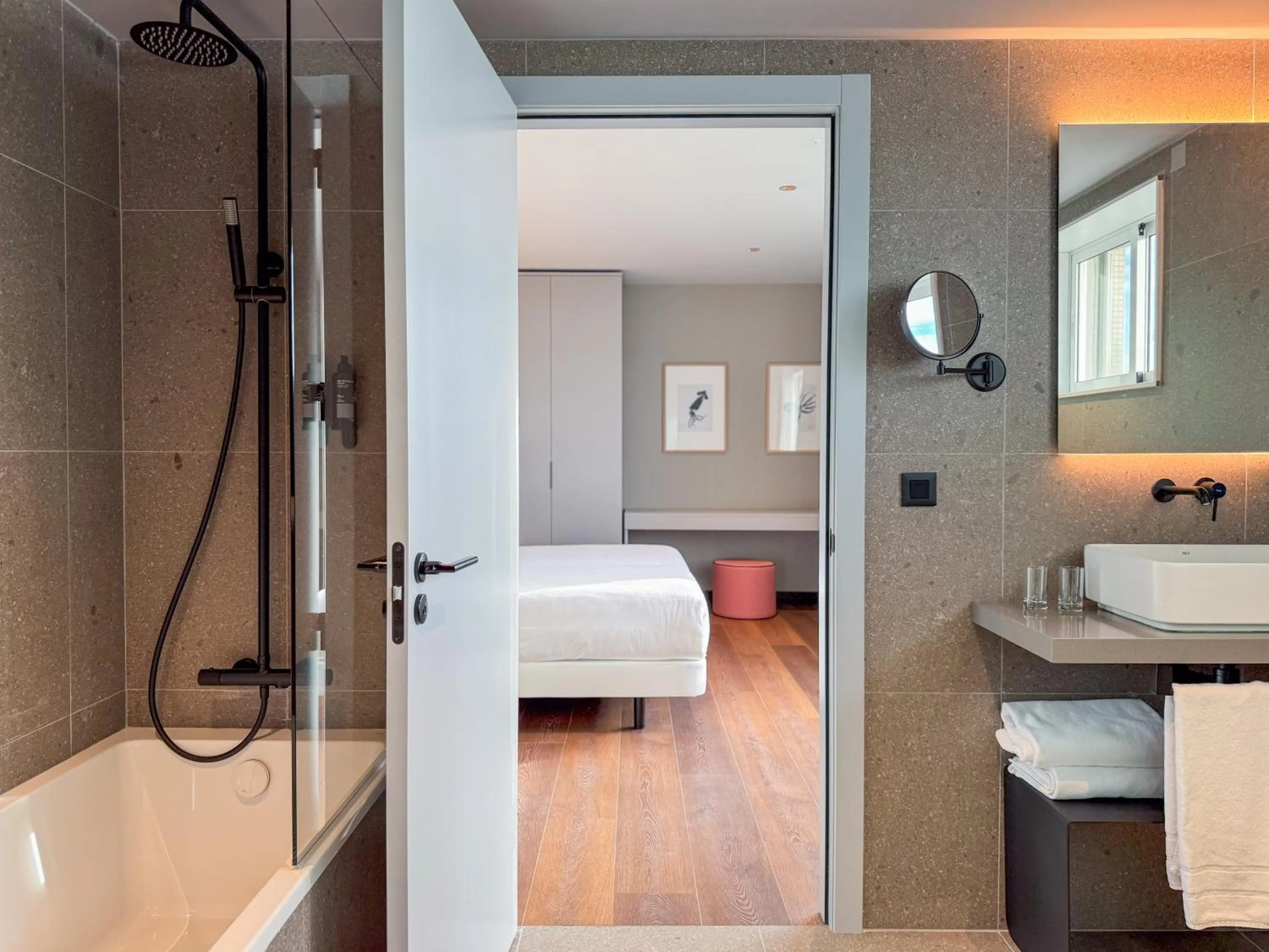 Shower, Bed in Hotel Bahía de Vigo