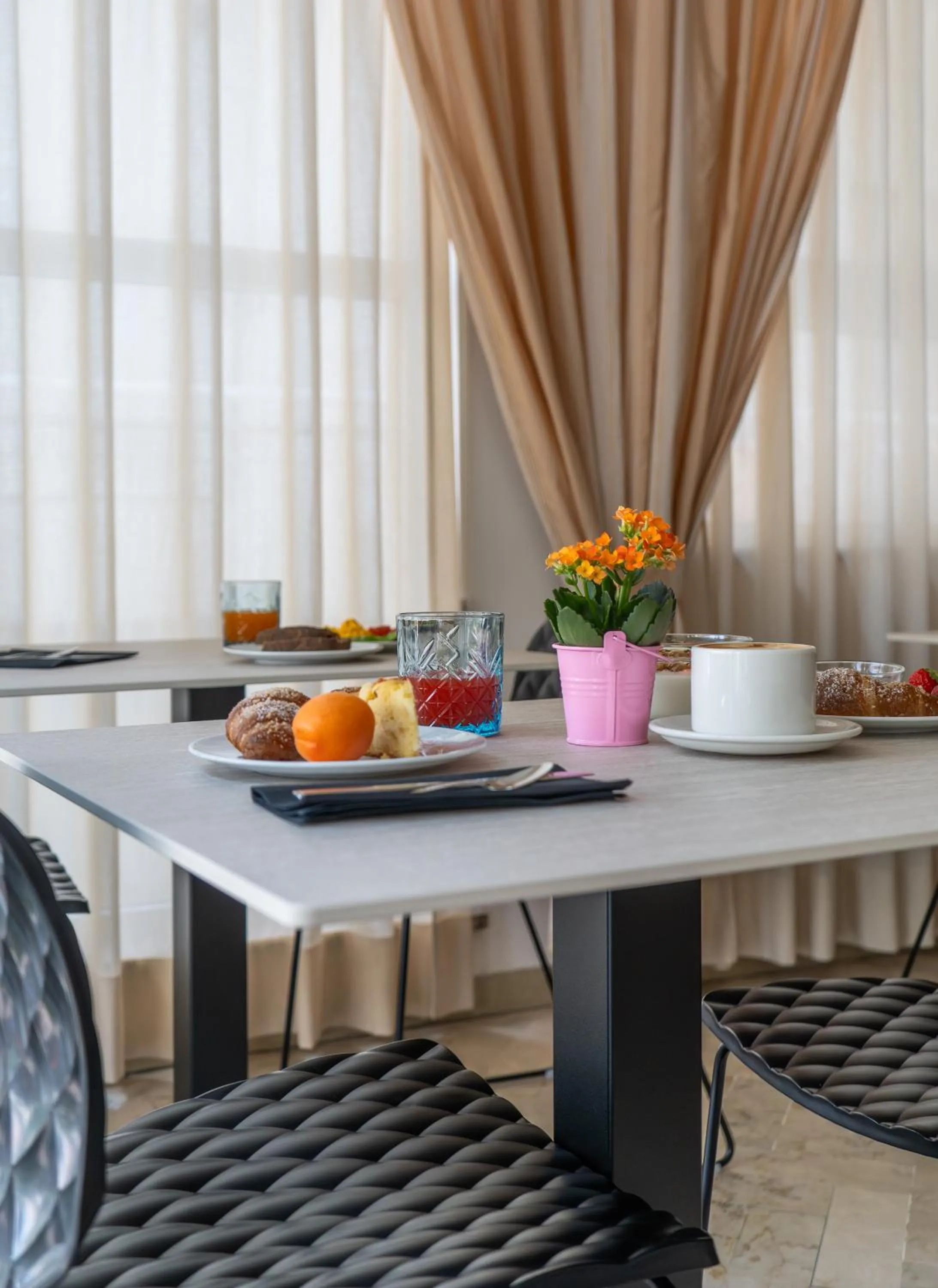 Restaurant/places to eat in Mon Hotel