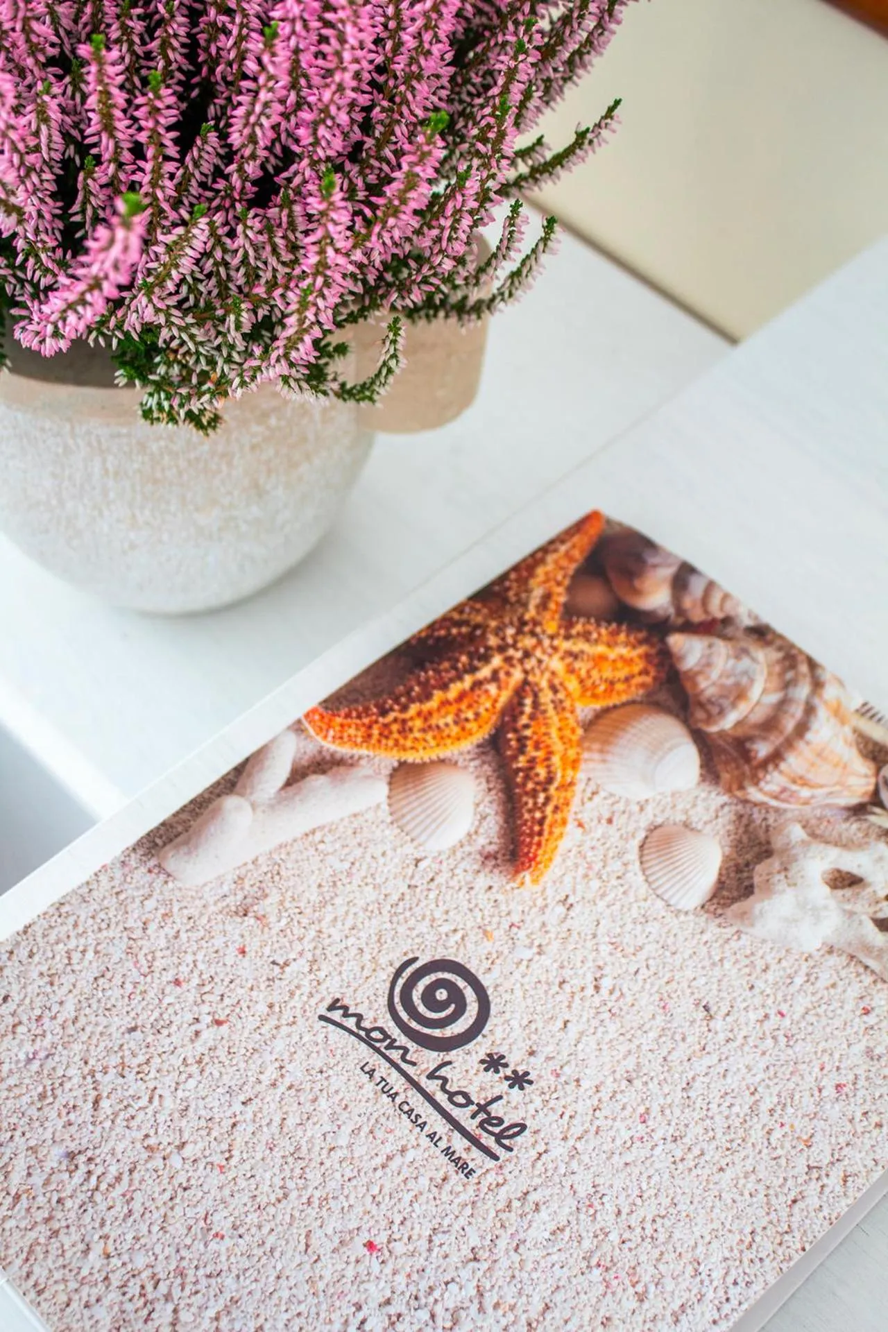 Property logo or sign in Mon Hotel