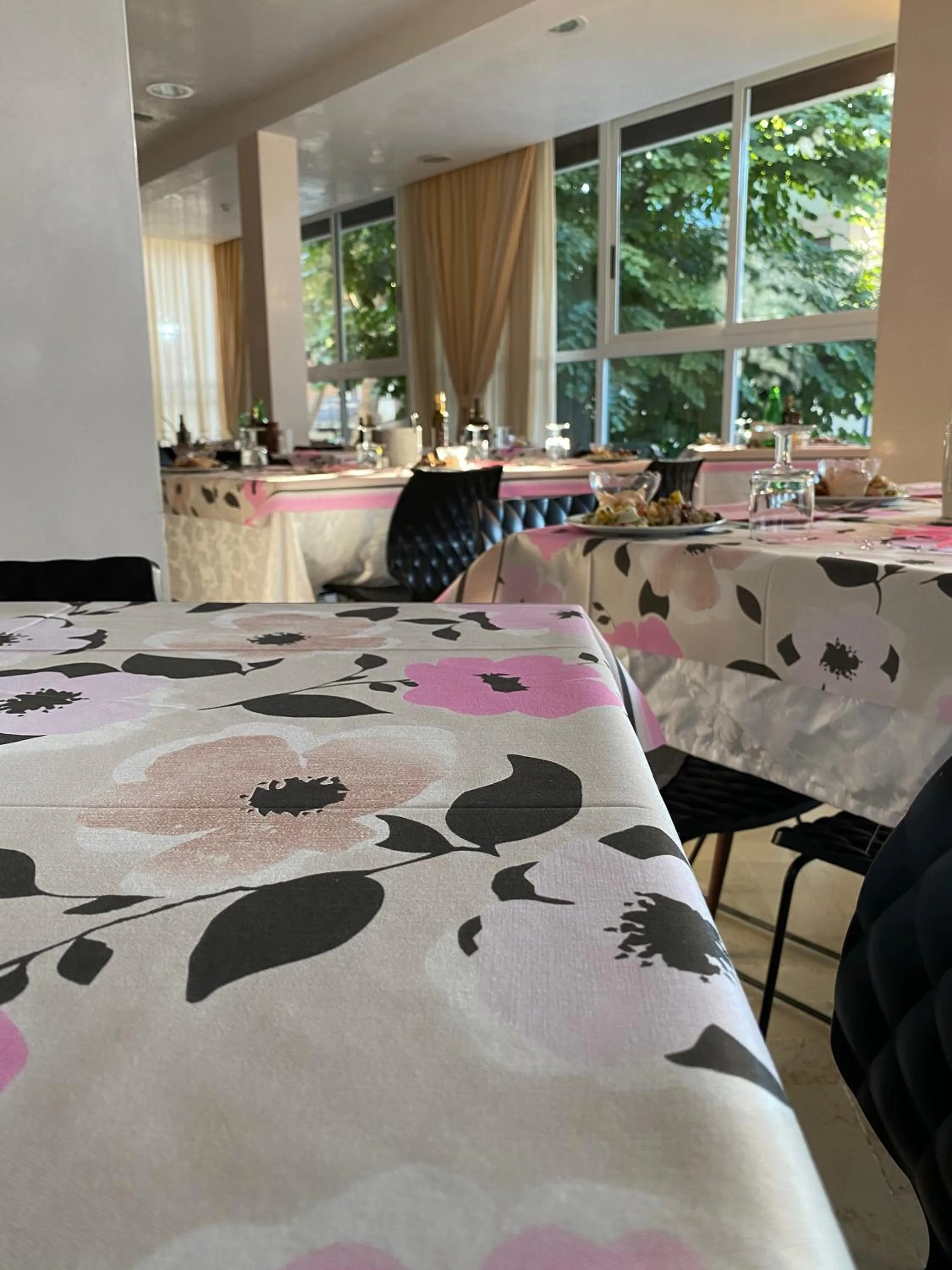 Restaurant/places to eat in Mon Hotel