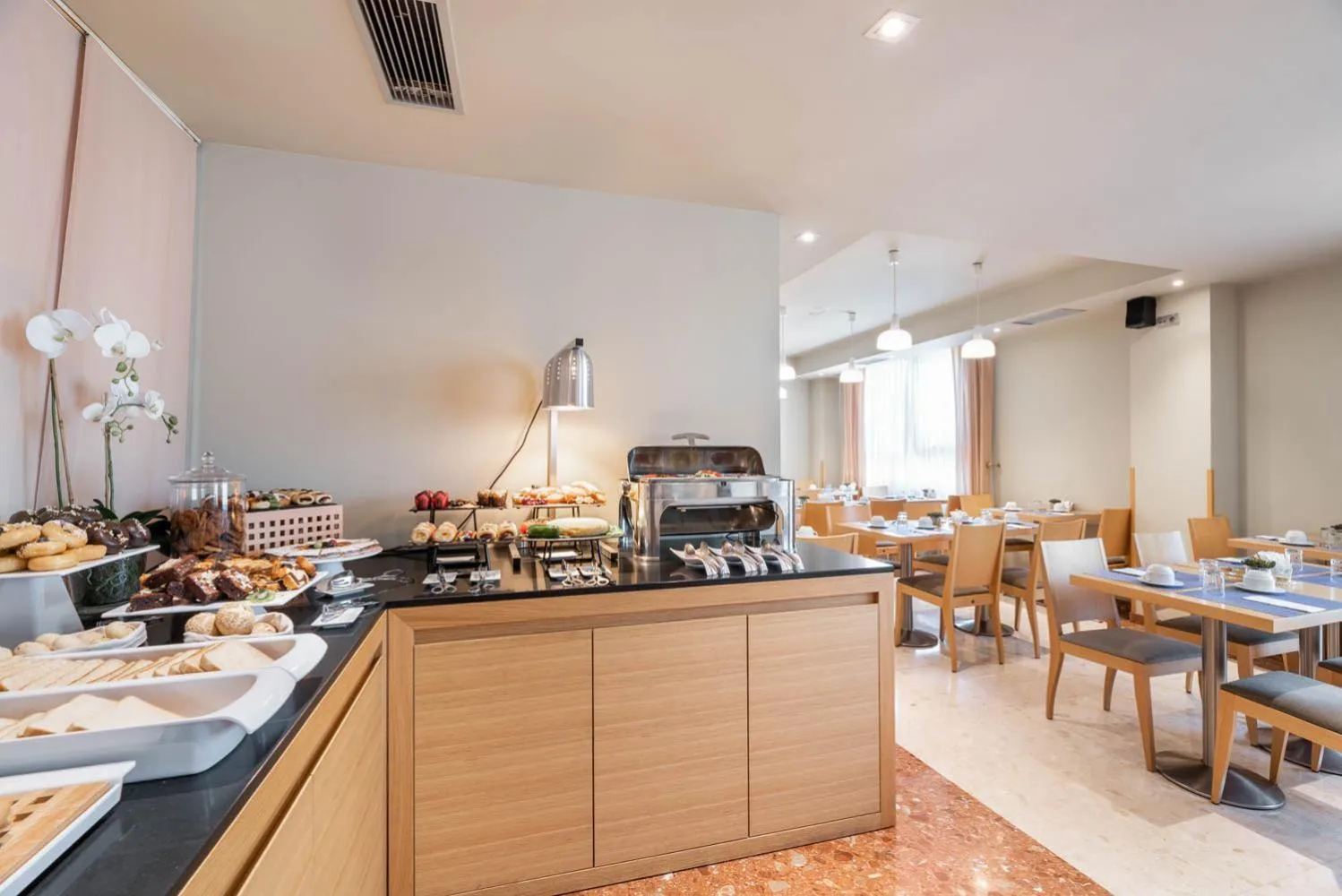 Breakfast in Aparthotel Exe Campus San Mamés