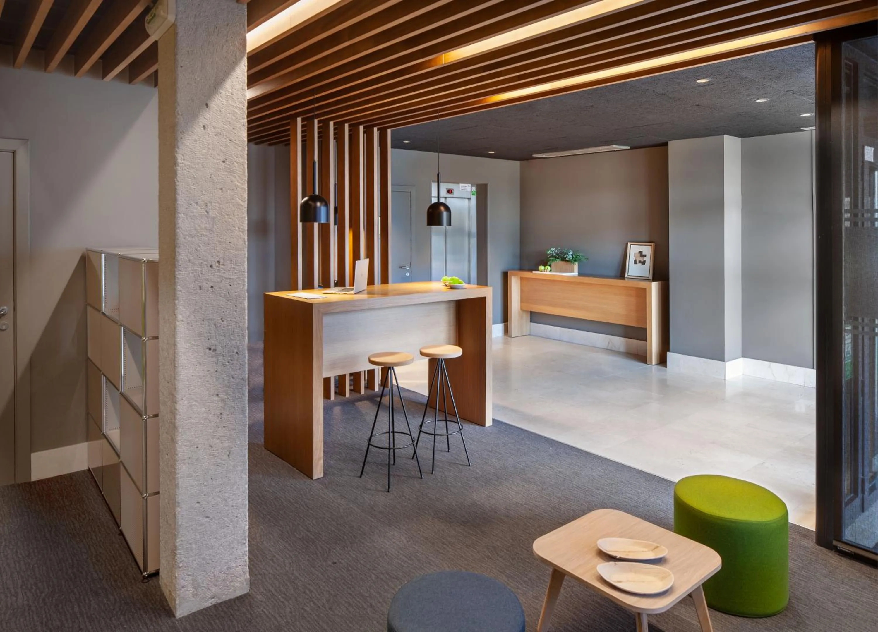 Lobby or reception in ibis Styles Pamplona Noain
