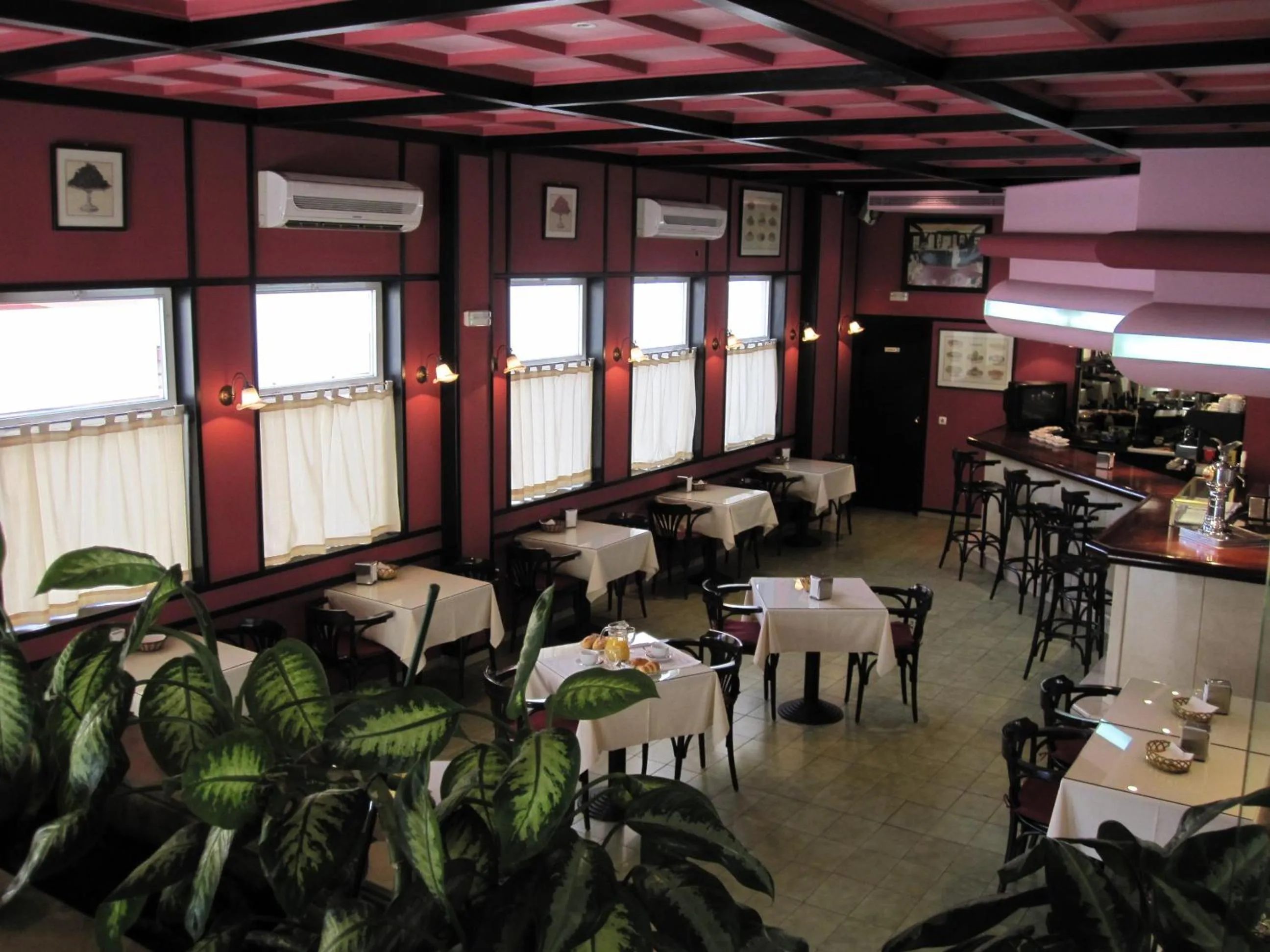 Restaurant/places to eat in Ona Marbella Inn