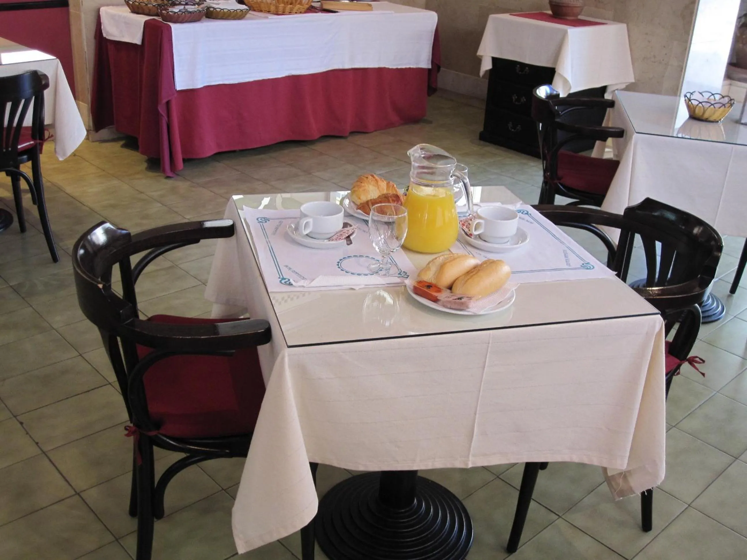 Restaurant/places to eat in Ona Marbella Inn