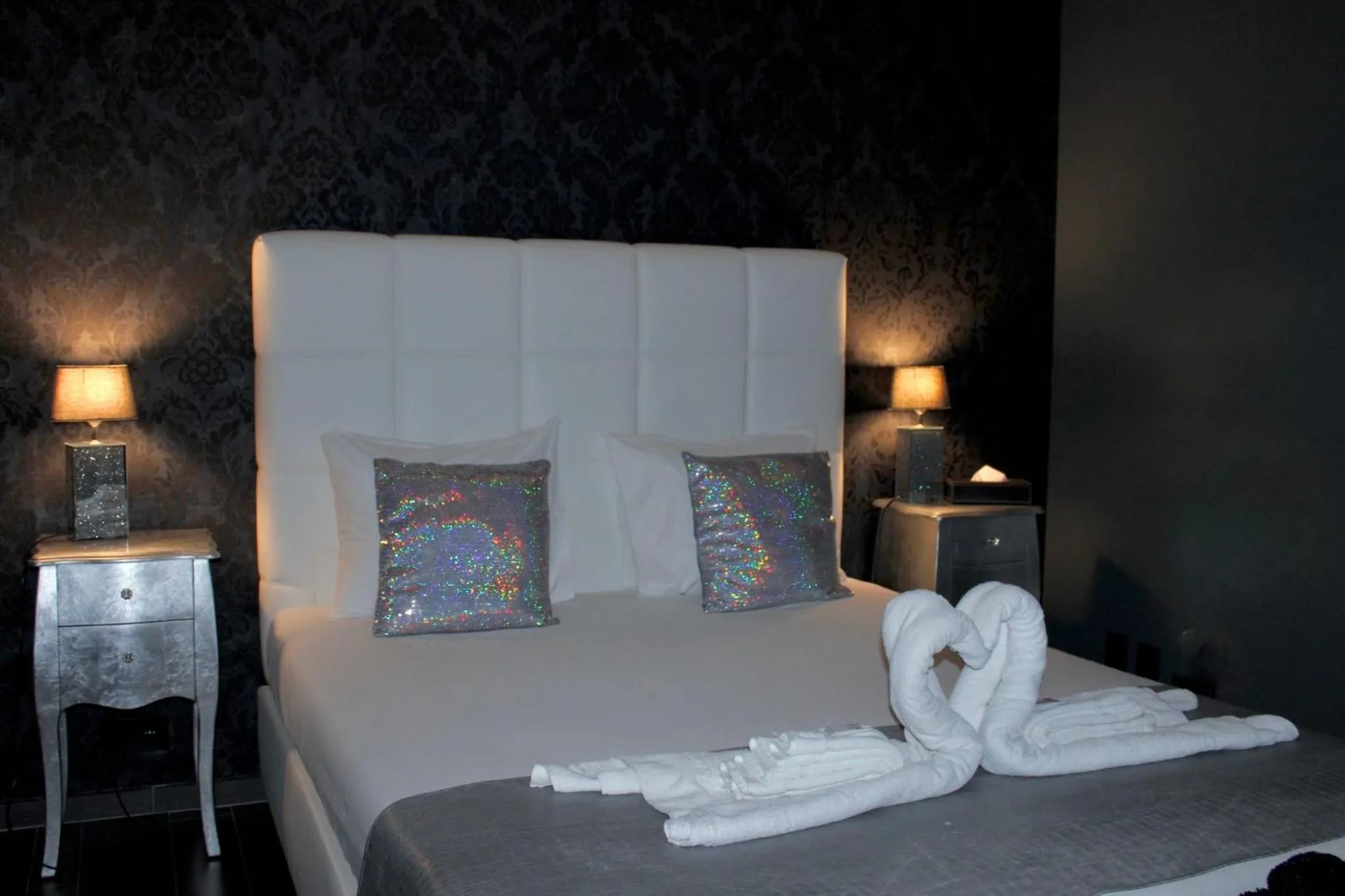 Bed in V E R O N E - Rooms & Suites - Liège - Rocourt