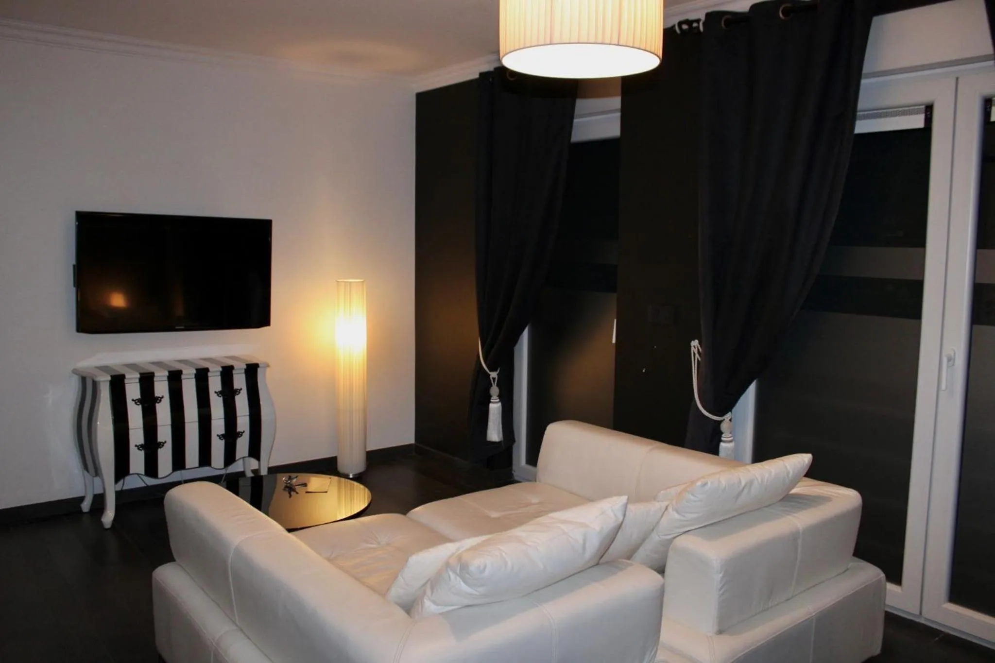 Bed in V E R O N E - Rooms & Suites - Liège - Rocourt
