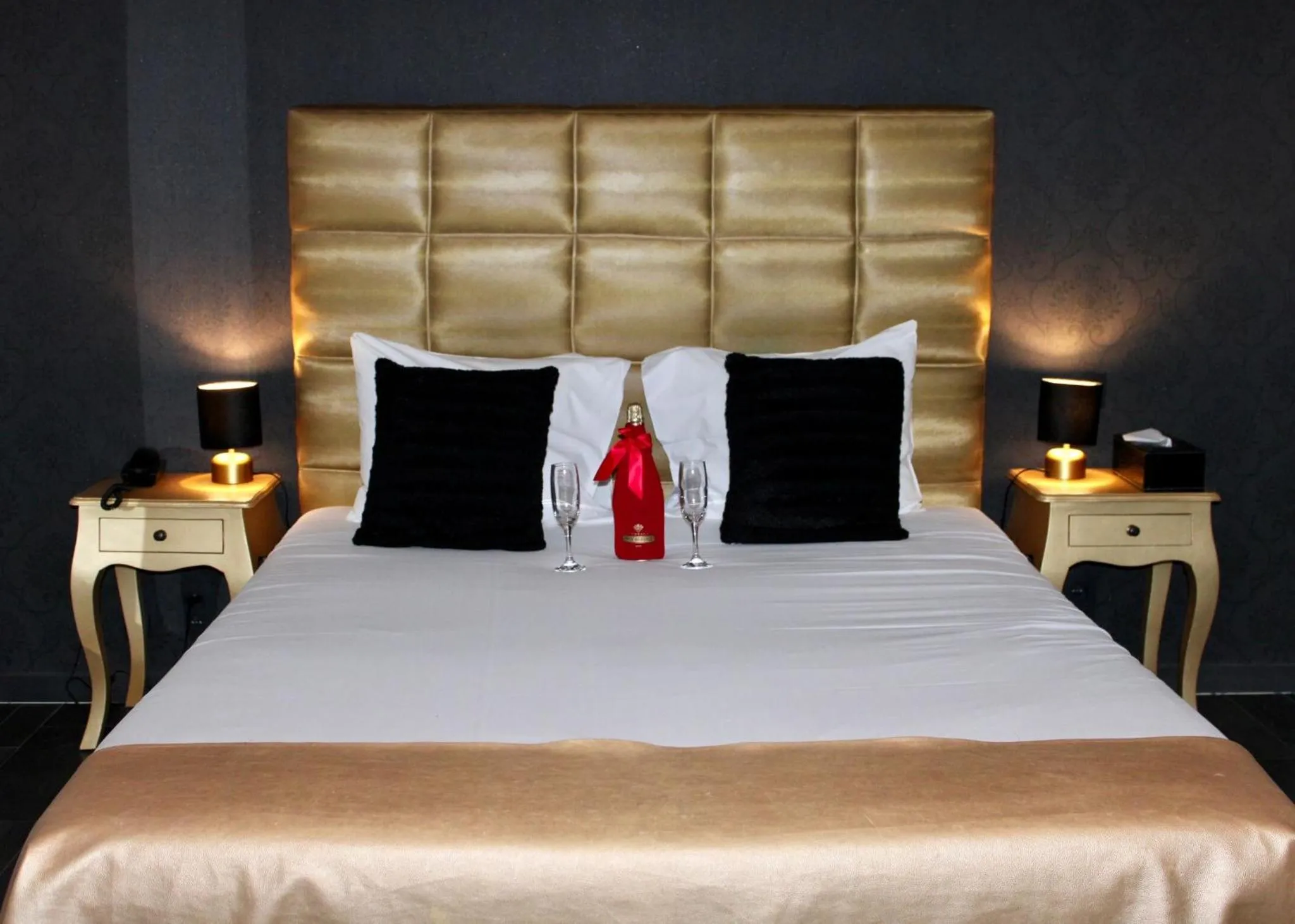 Bed in V E R O N E - Rooms & Suites - Liège - Rocourt