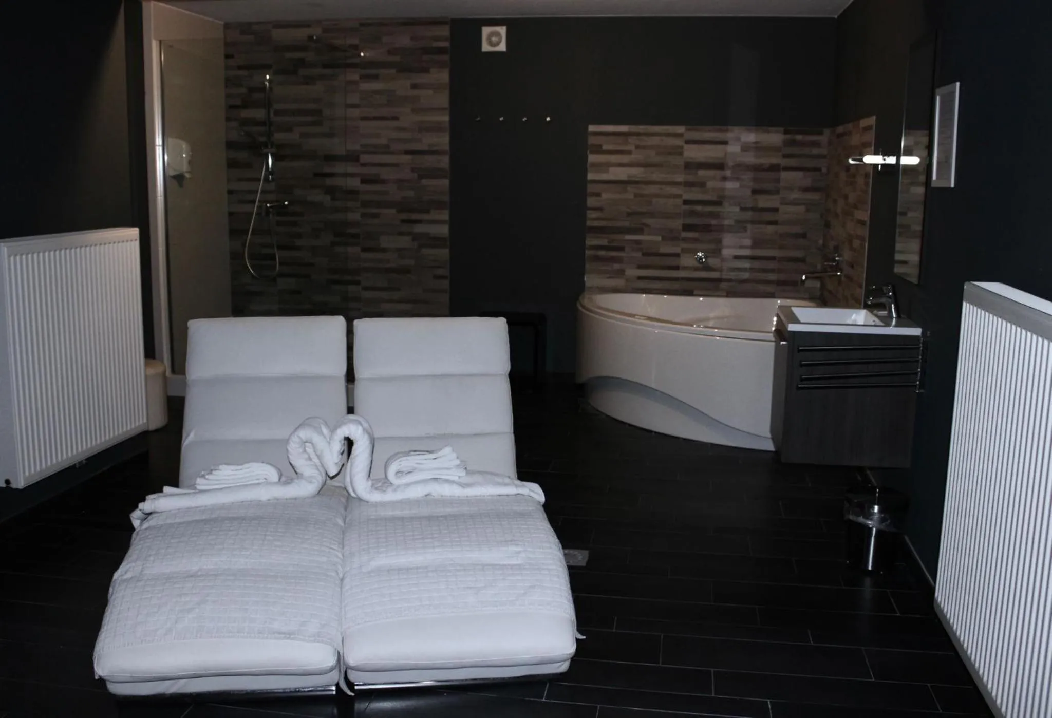 Bed in V E R O N E - Rooms & Suites - Liège - Rocourt
