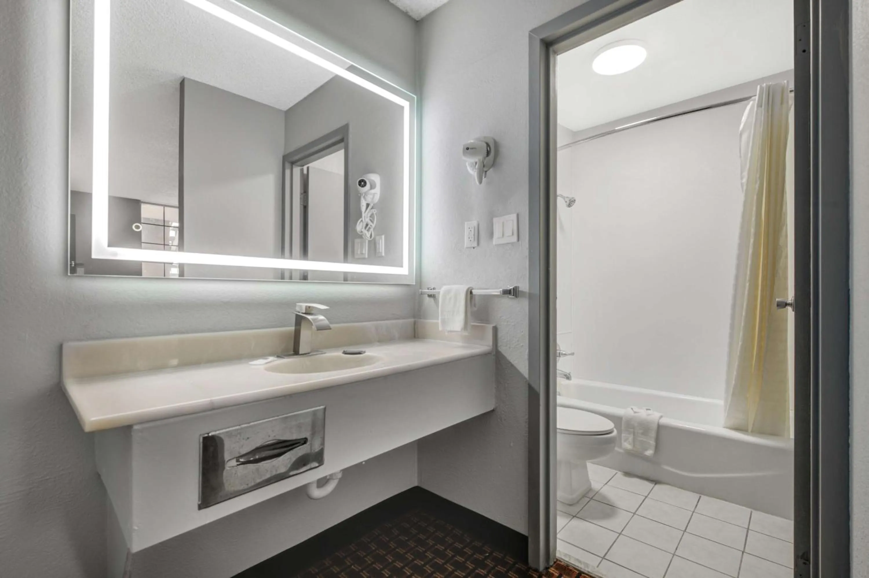 Bathroom in Motel 6 Chickasha, OK