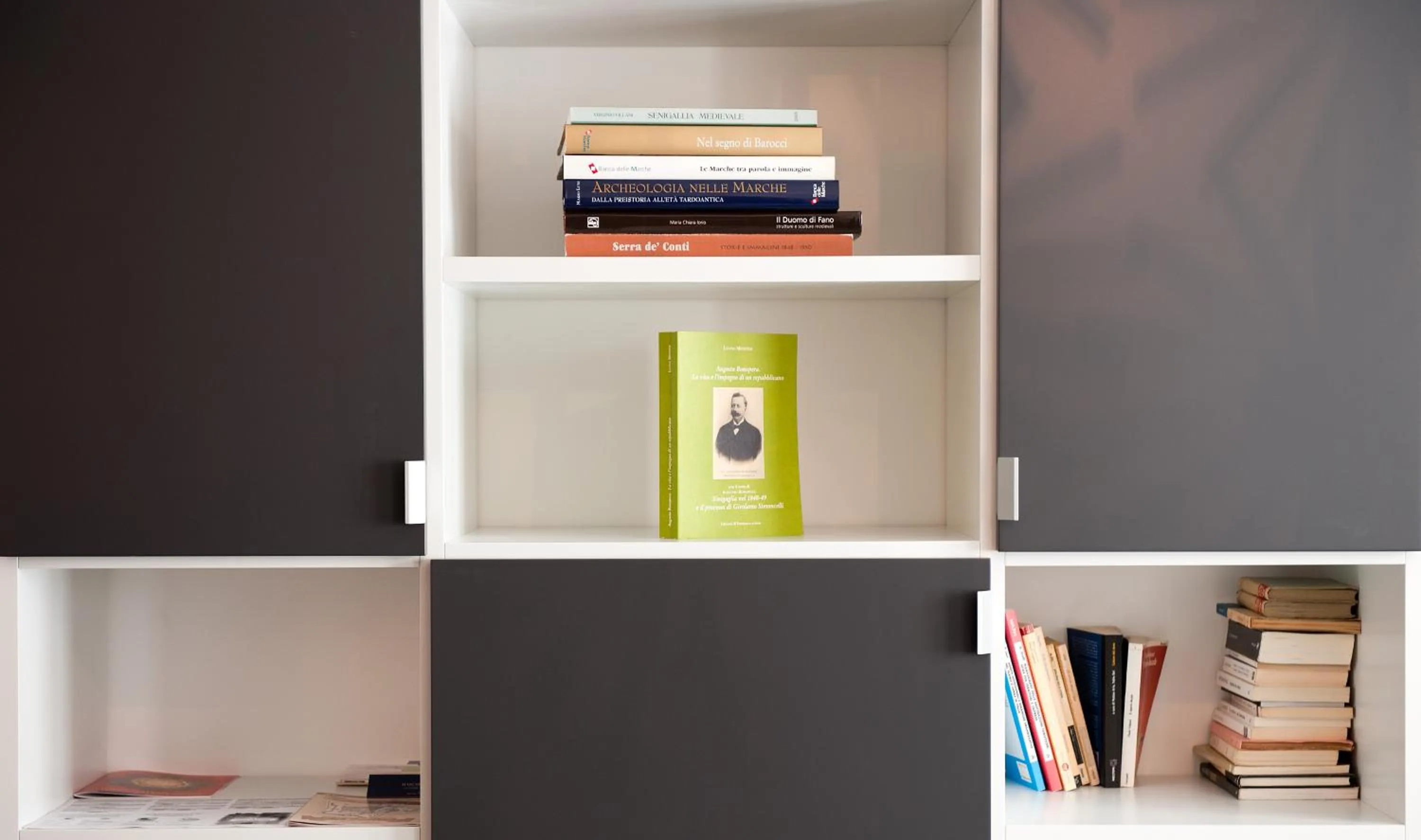 Library in Palazzo Boscareto - suites di charme in centro storico - garage moto, box bici