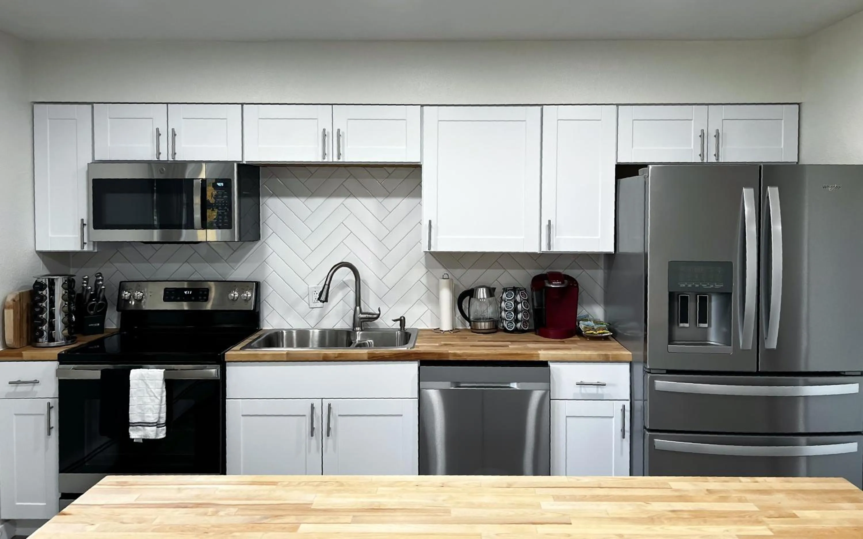 Kitchen or kitchenette in Anchorage midtown apartment- Wyoming 1