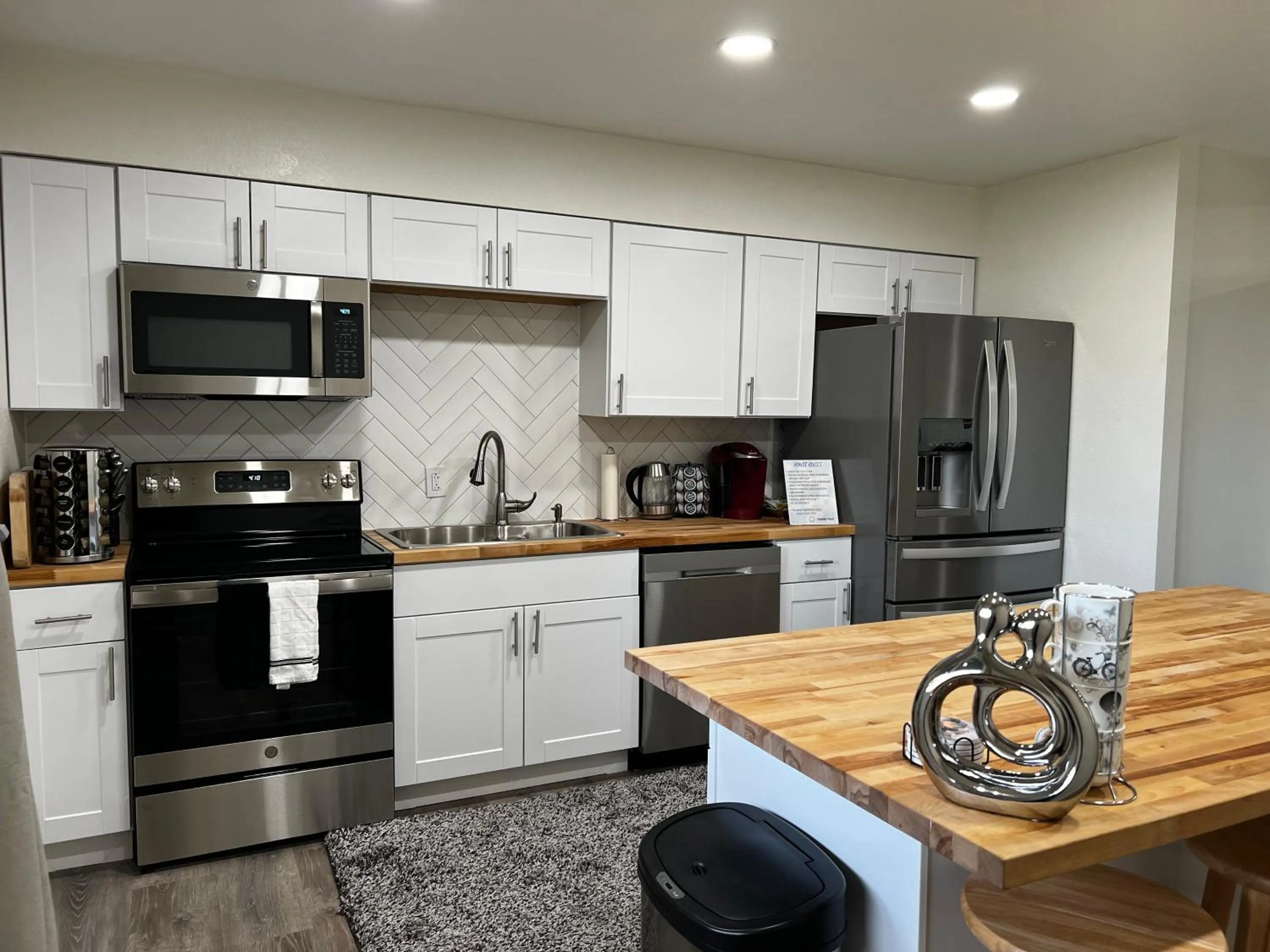 Kitchen or kitchenette in Anchorage midtown apartment- Wyoming 1
