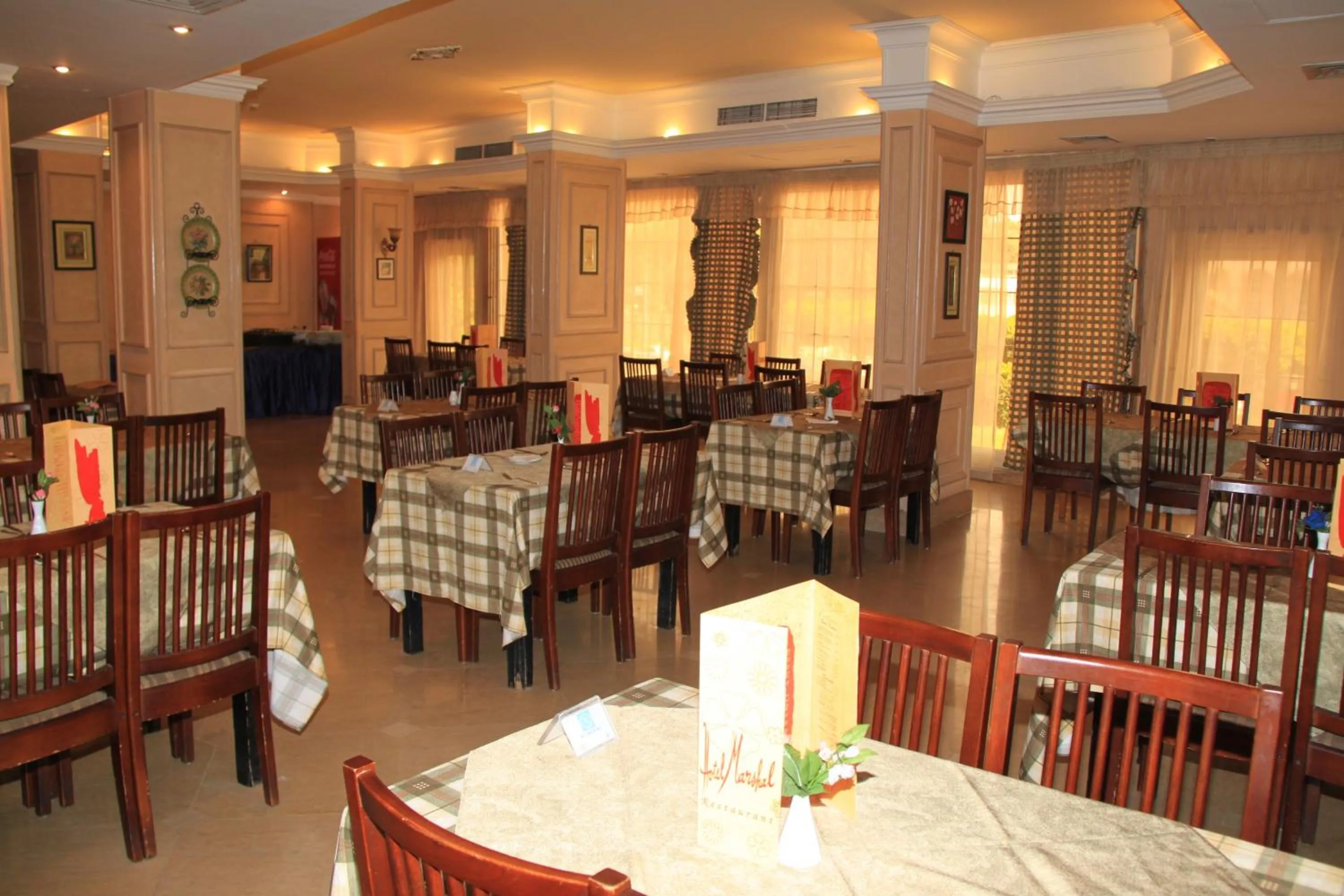 Restaurant/places to eat in Hotel Royal Marshal